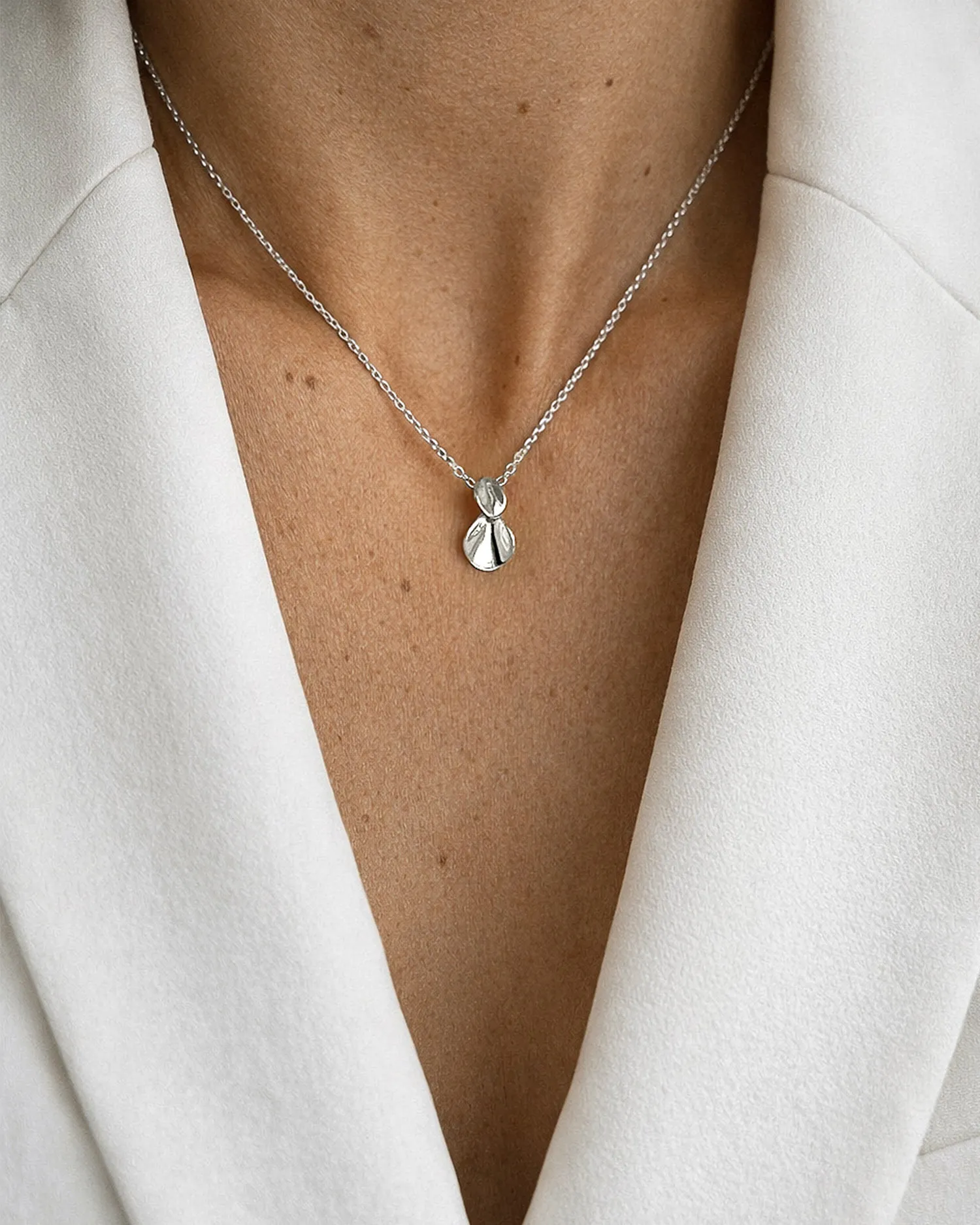 Drakenberg Sjölin Hortensia drop necklace 02 HIA N1XS451 S hos Jarl Sadin