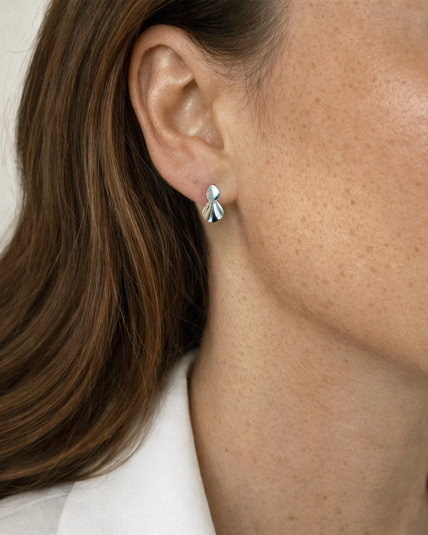 Drakenberg Sjölin Hortensia drop studs 02 HIA E1XS000 S hos Jarl Sadin