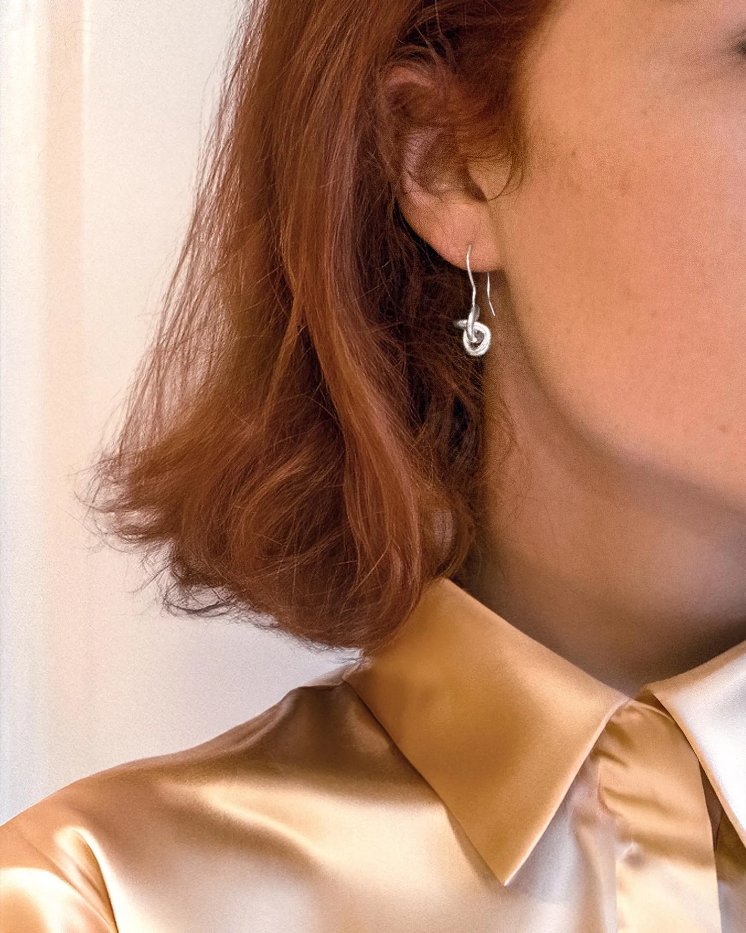 Drakenberg Sjölin Le Knot earrings short 02 LKT E3S000 S hos Jarl Sadin