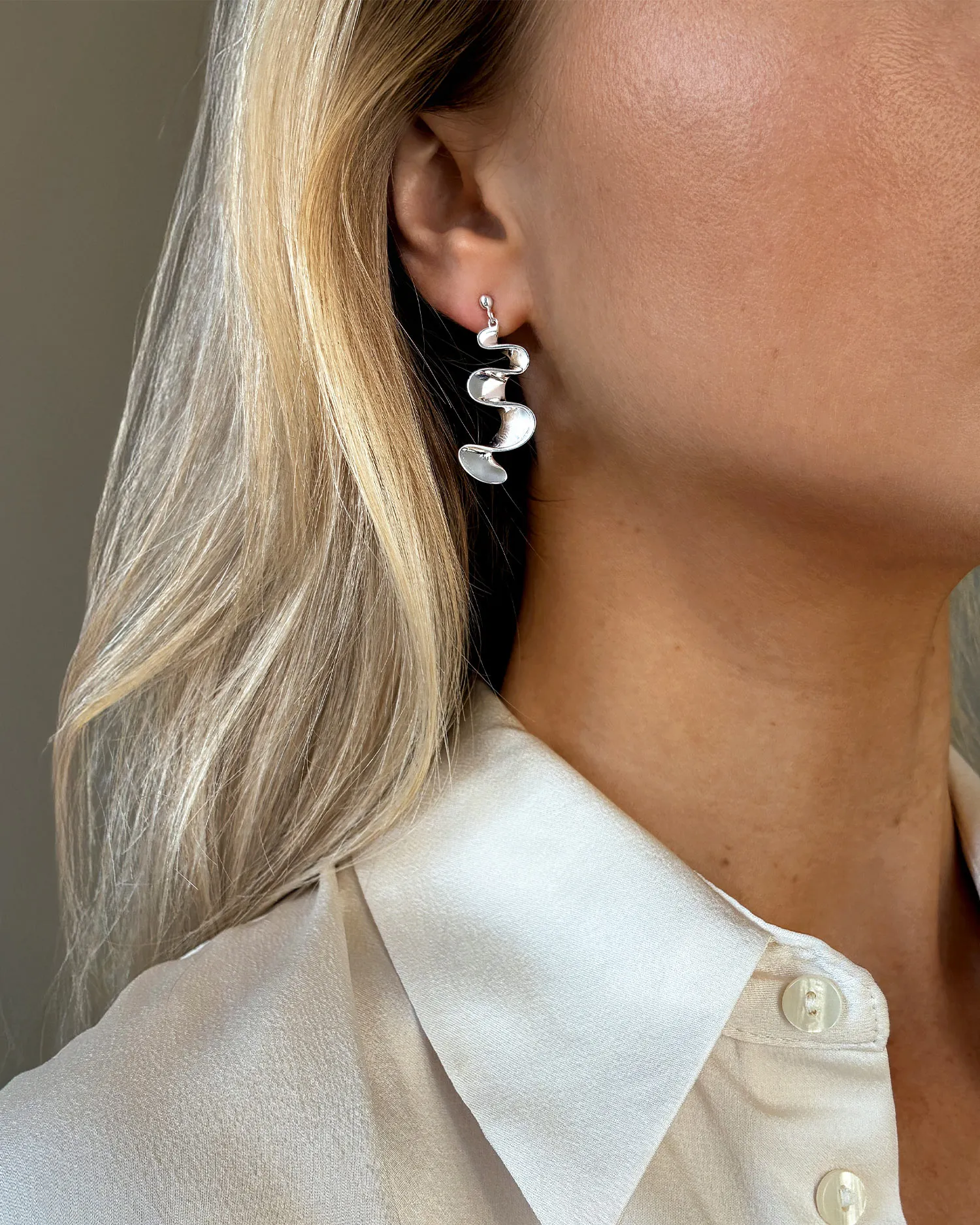Drakenberg Sjölin Water Flow earrings 02 WFW E2M000 S hos Jarl Sadin