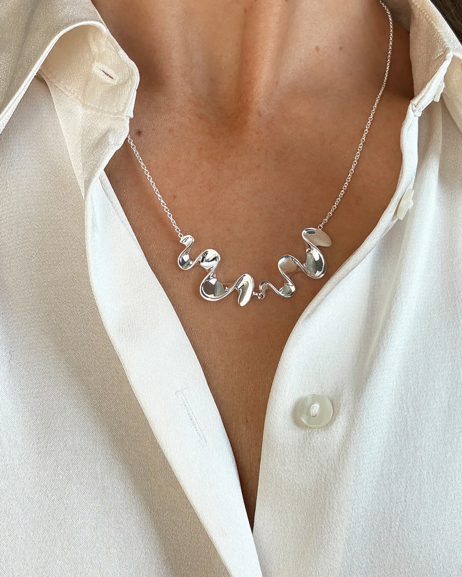 Drakenberg Sjölin Water Flow necklace 02 WFW N2S551 S hos Jarl Sadin