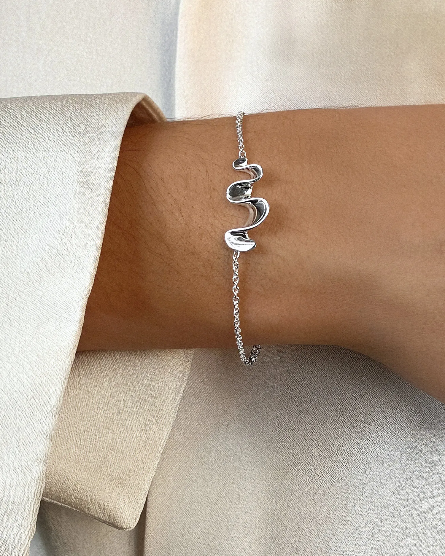 Drakenberg Sjölin Water Flow small bracelet 03 WFW B1S181 S hos Jarl Sadin