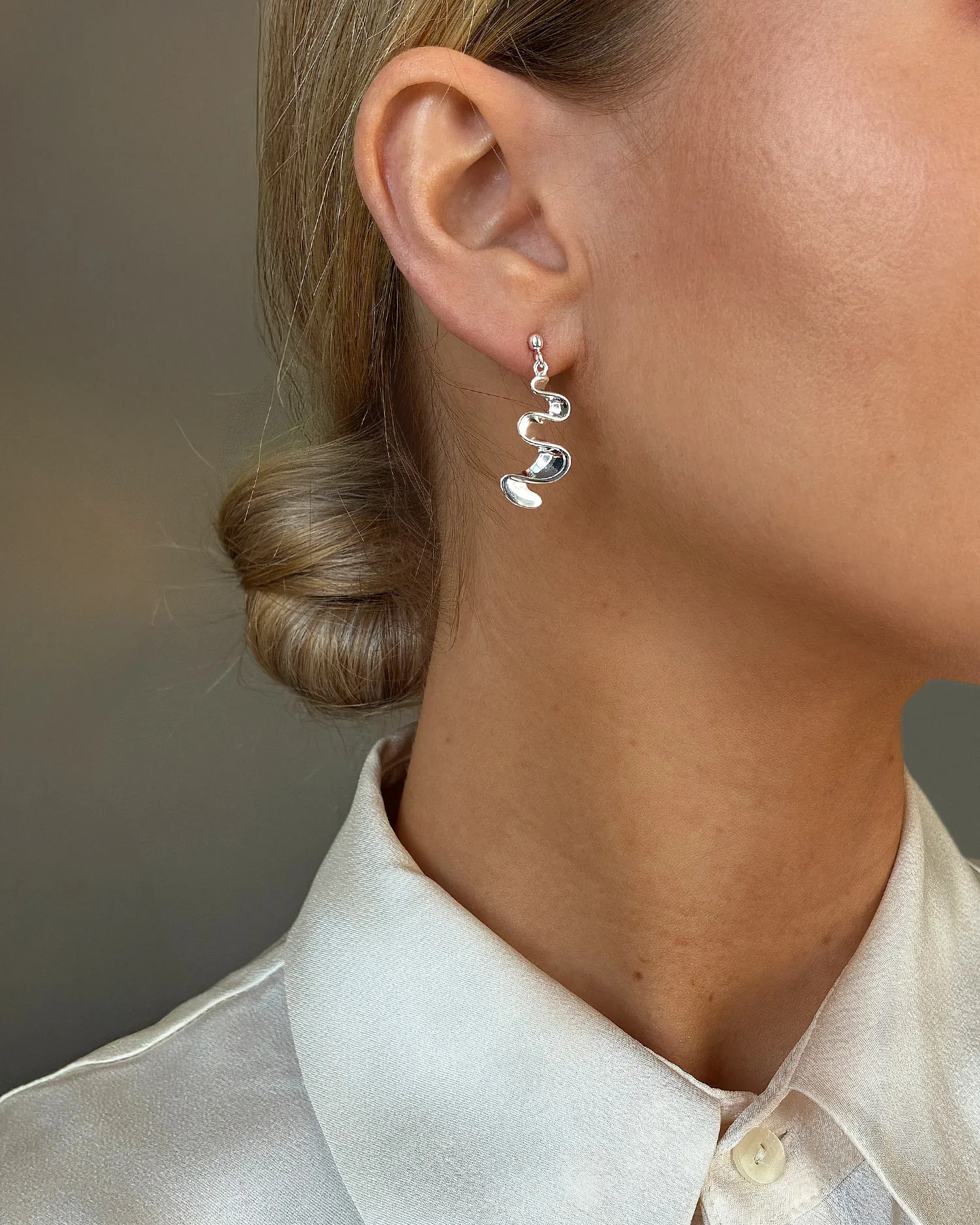 Drakenberg Sjölin Water Flow small earrings 02 WFW E2S000 S hos Jarl Sadin