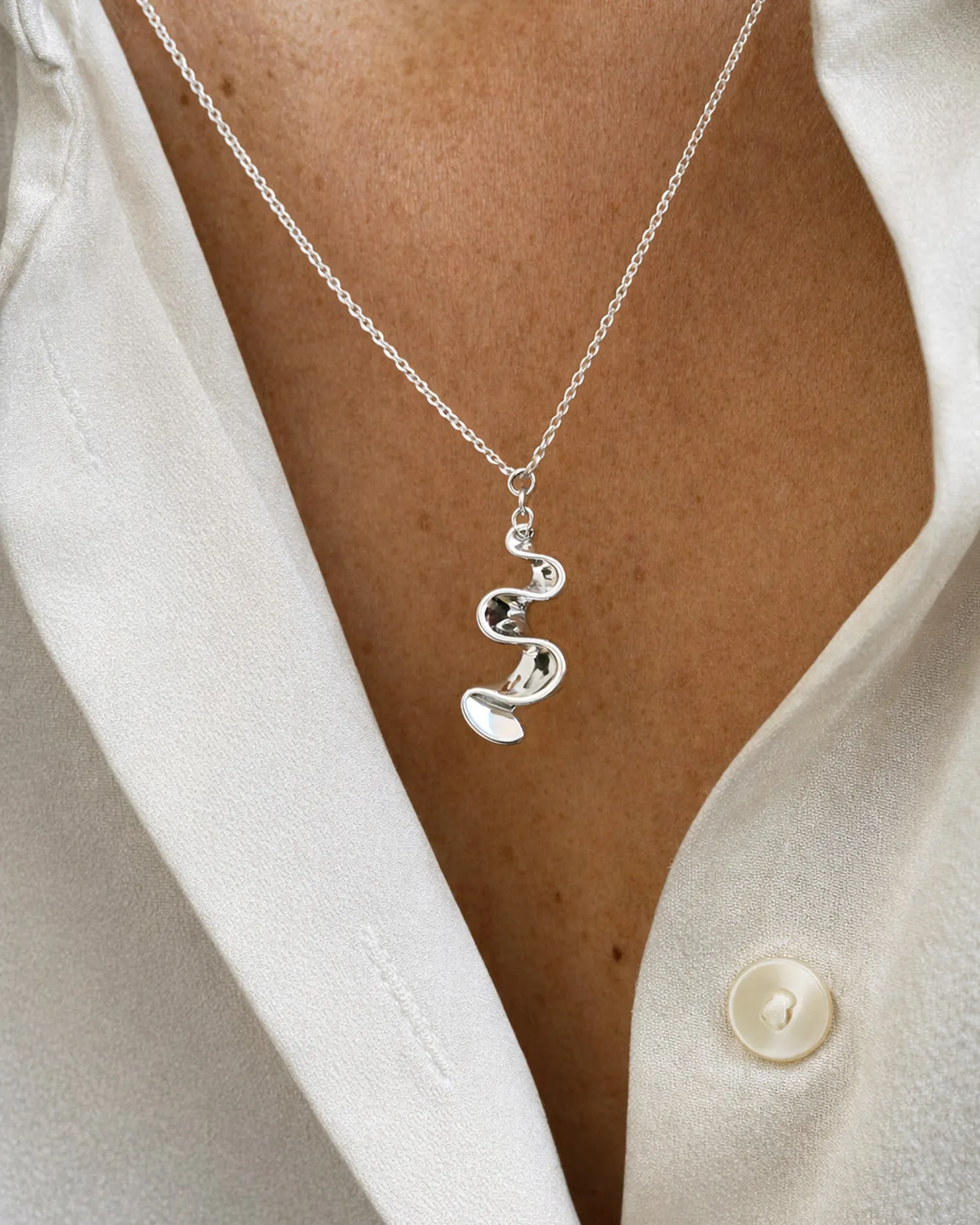 Drakenberg Sjölin Water Flow small necklace 02 WFW N1S451 S hos Jarl Sadin