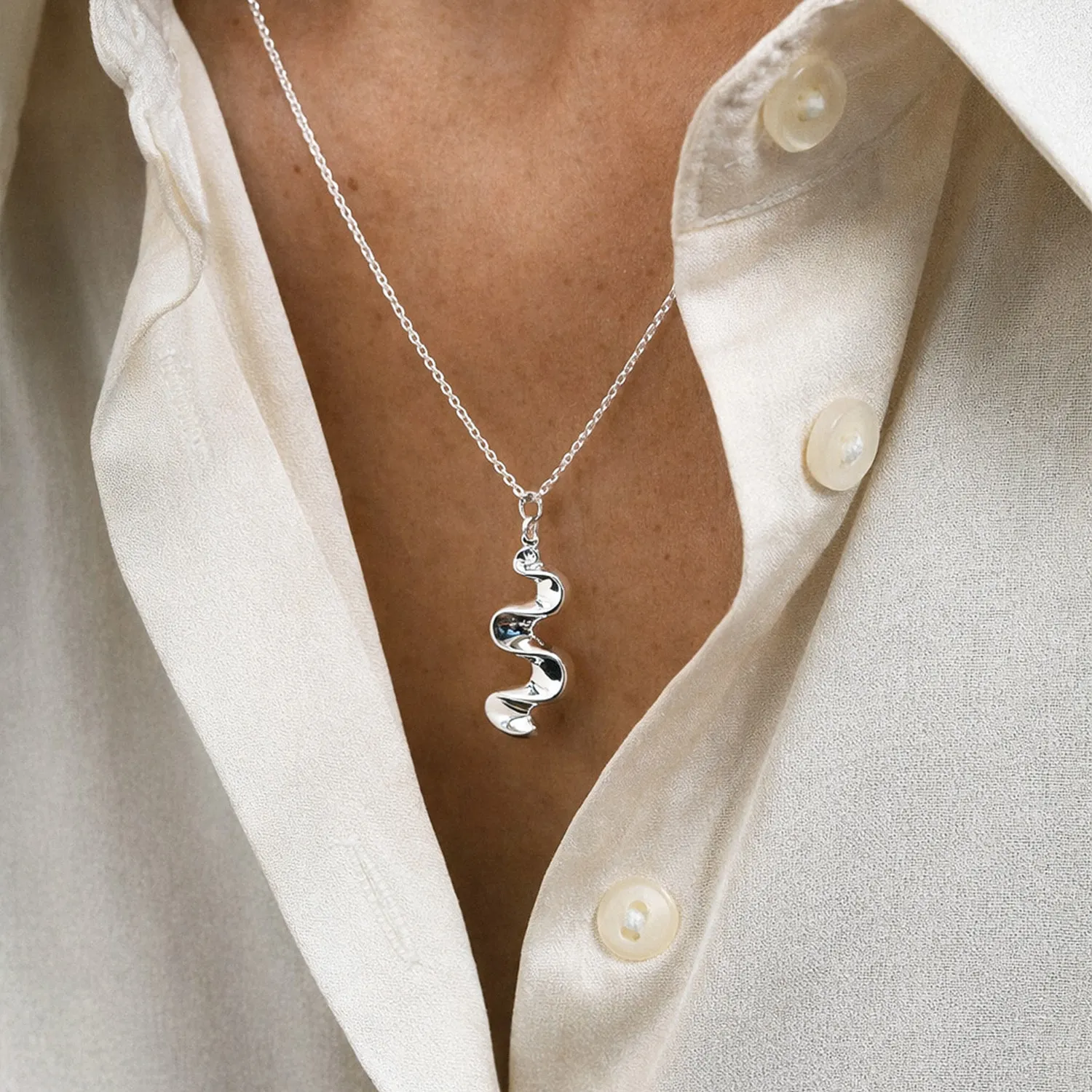 Drakenberg Sjölin Water Flow small necklace 03 WFW N1S451 S hos Jarl Sadin