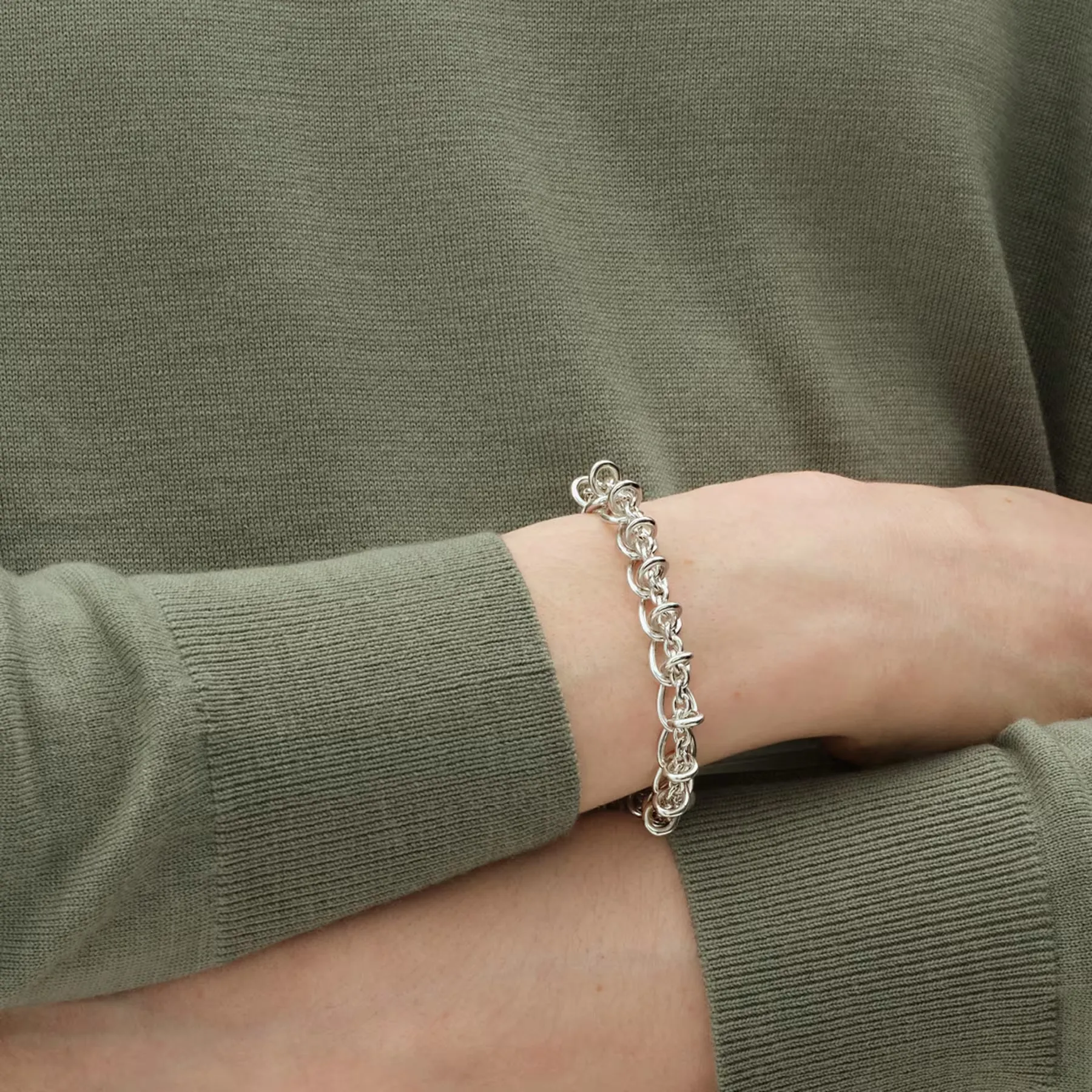 GJ SS26 ECOM ON MODEL WEFT BRACELET 20002033 CLOSEUP