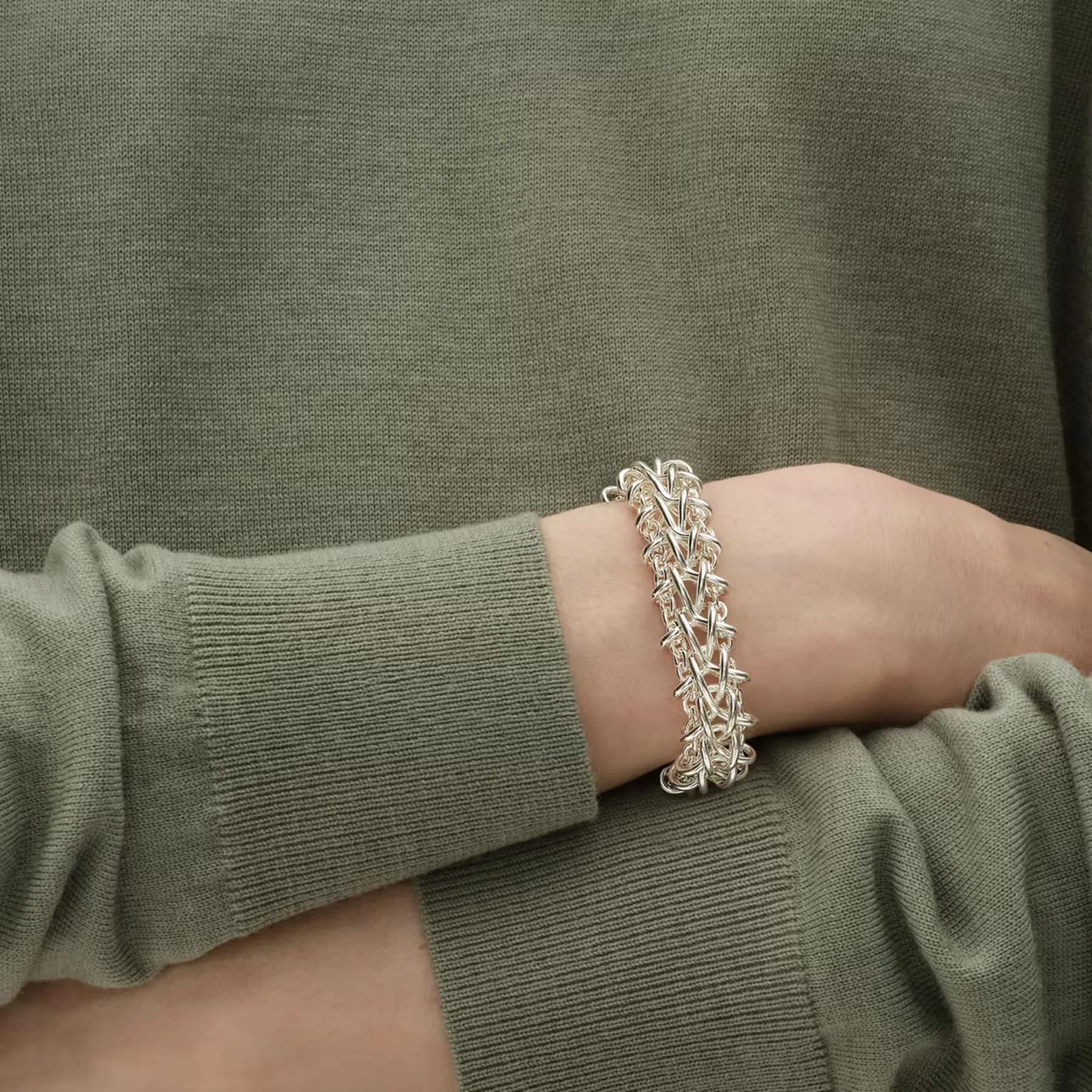 GJ SS26 ECOM ON MODEL WEFT BRACELET 20002034 CLOSEUP