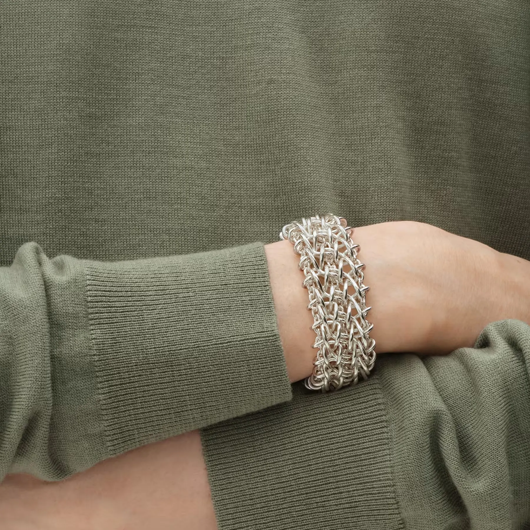 GJ SS26 ECOM ON MODEL WEFT BRACELET 20002035 CLOSEUP