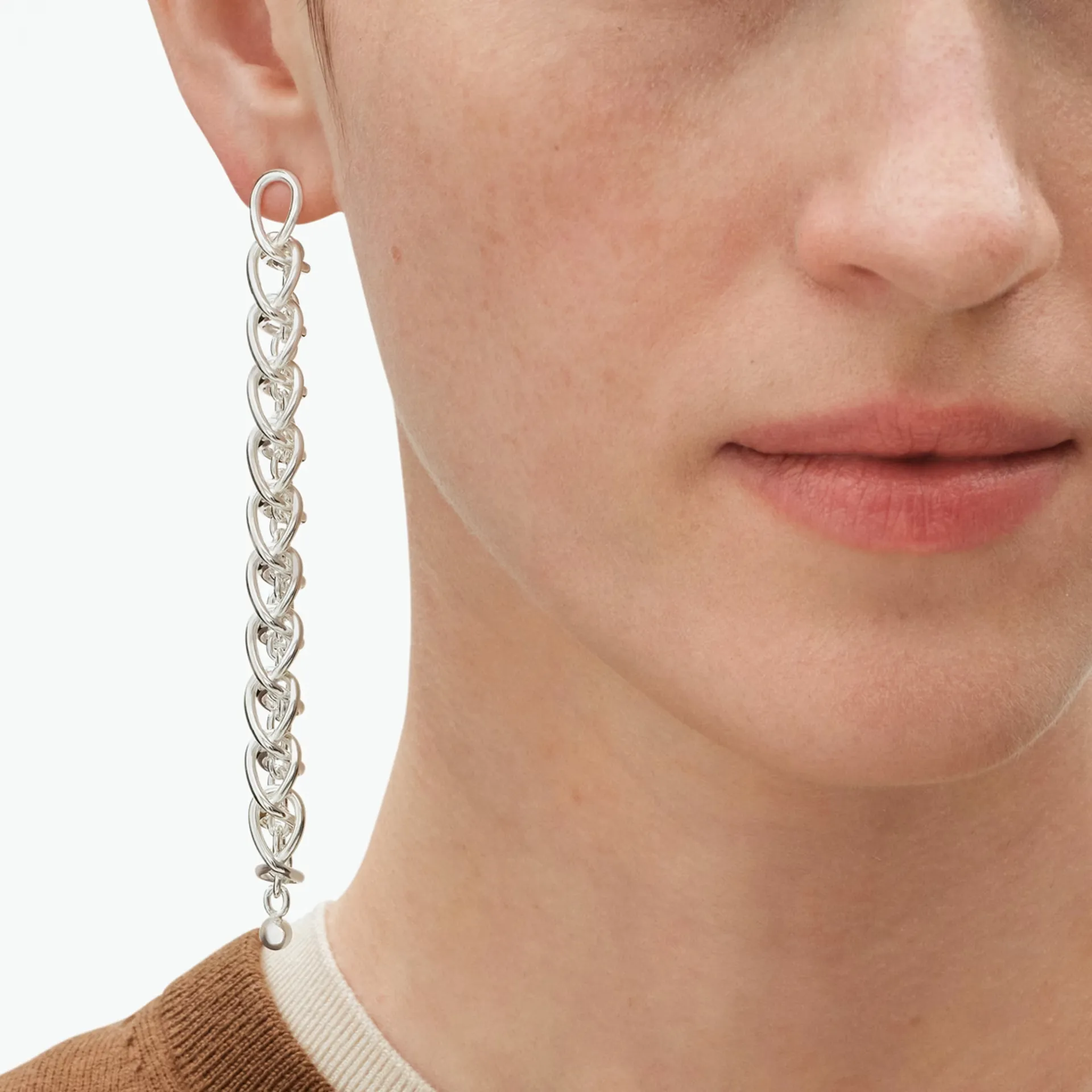 GJ SS26 ECOM ON MODEL WEFT EARRING 11 LINKS SILVER 20002039 CLOSEUP