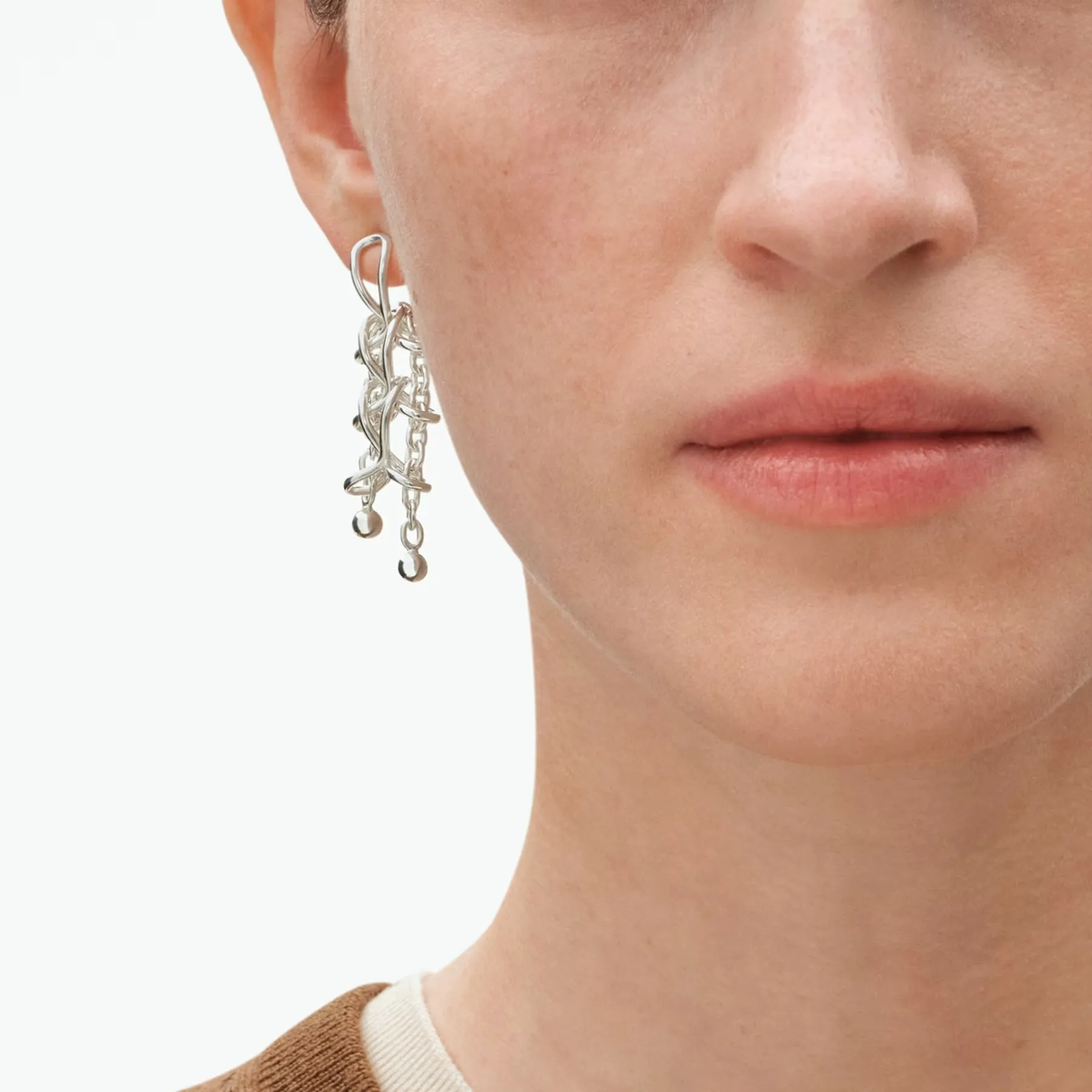 GJ SS26 ECOM ON MODEL WEFT EARRING 3 DOUBLE LINK 20002037 CLOSEUP