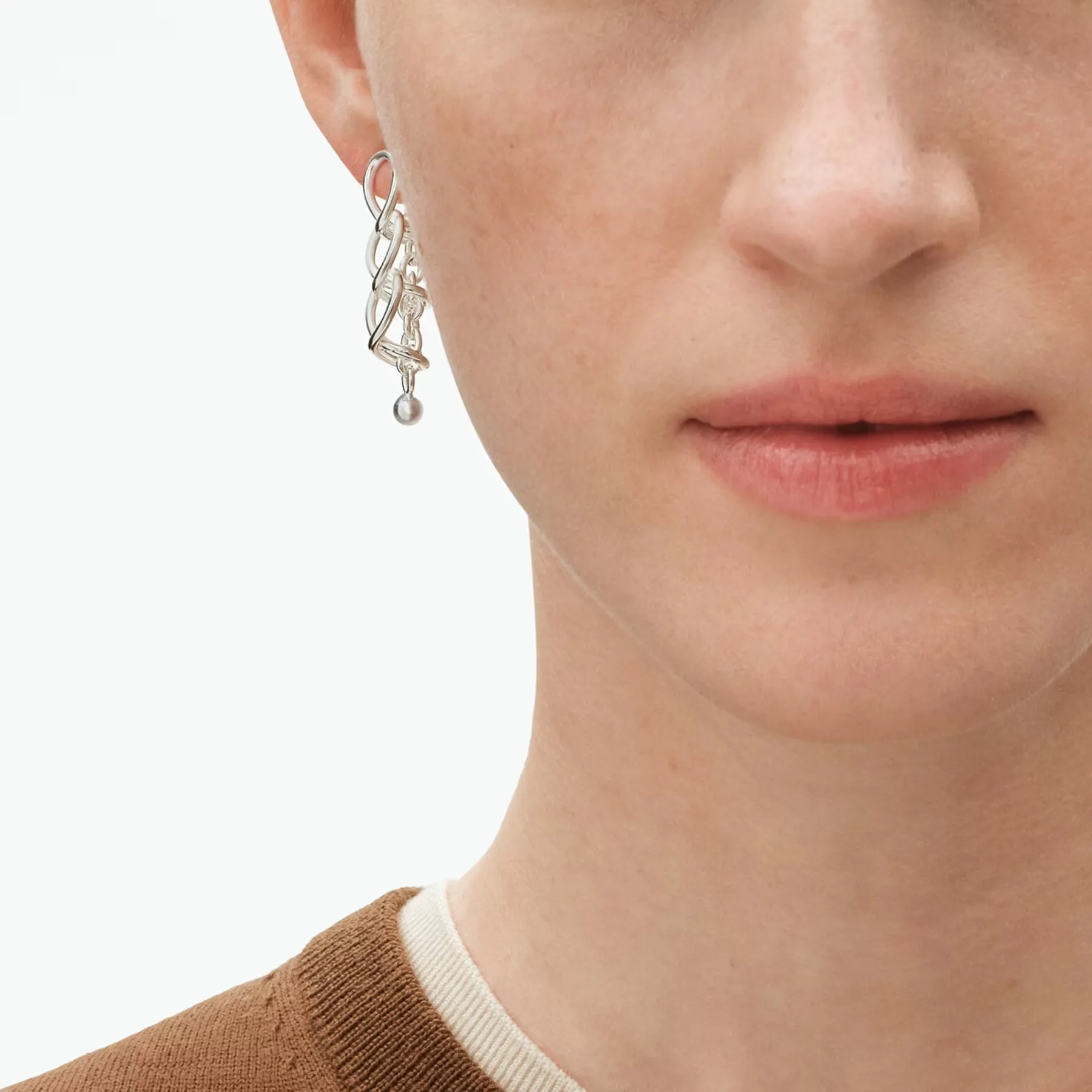 GJ SS26 ECOM ON MODEL WEFT EARRING 3 LINKS SILVER 20002036 CLOSEUP