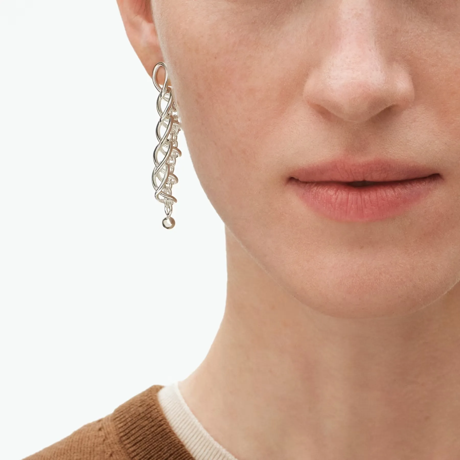 GJ SS26 ECOM ON MODEL WEFT EARRING 5 SILVER 20002038 CLOSEUP