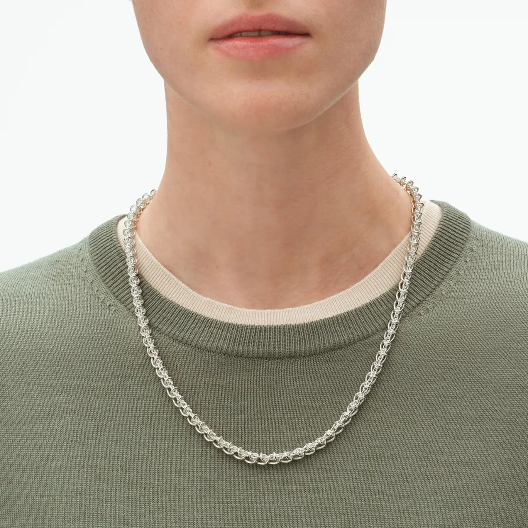 GJ SS26 ECOM ON MODEL WEFT NECKLACE 20002030 CLOSEUP