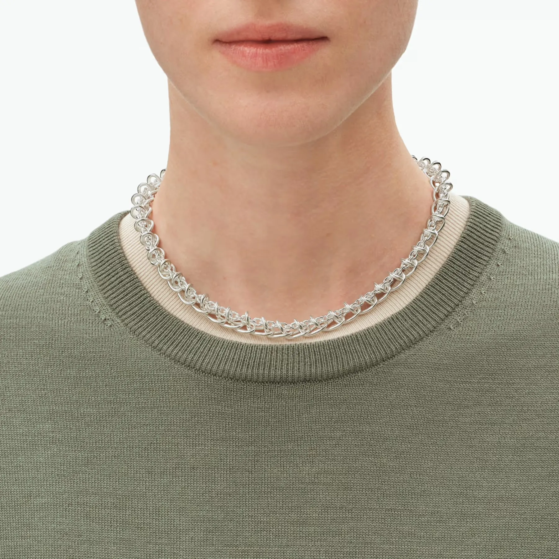 GJ SS26 ECOM ON MODEL WEFT NECKLACE 20002031 CLOSEUP