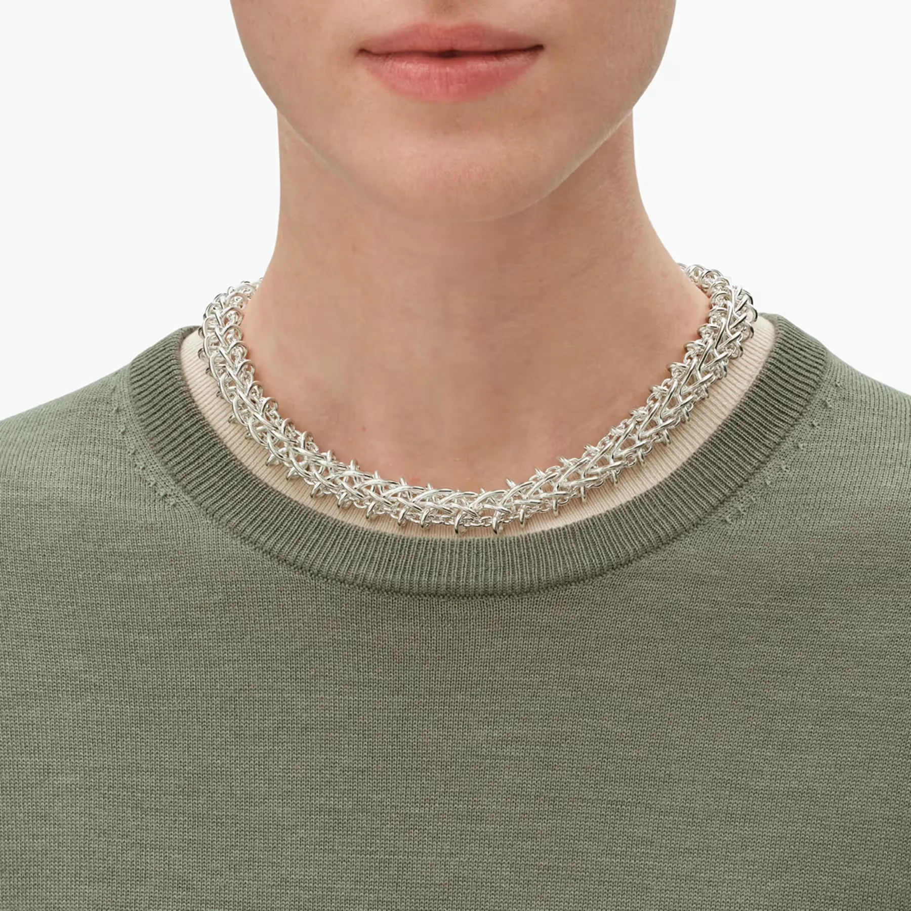 GJ SS26 ECOM ON MODEL WEFT NECKLACE 20002032 CLOSEUP