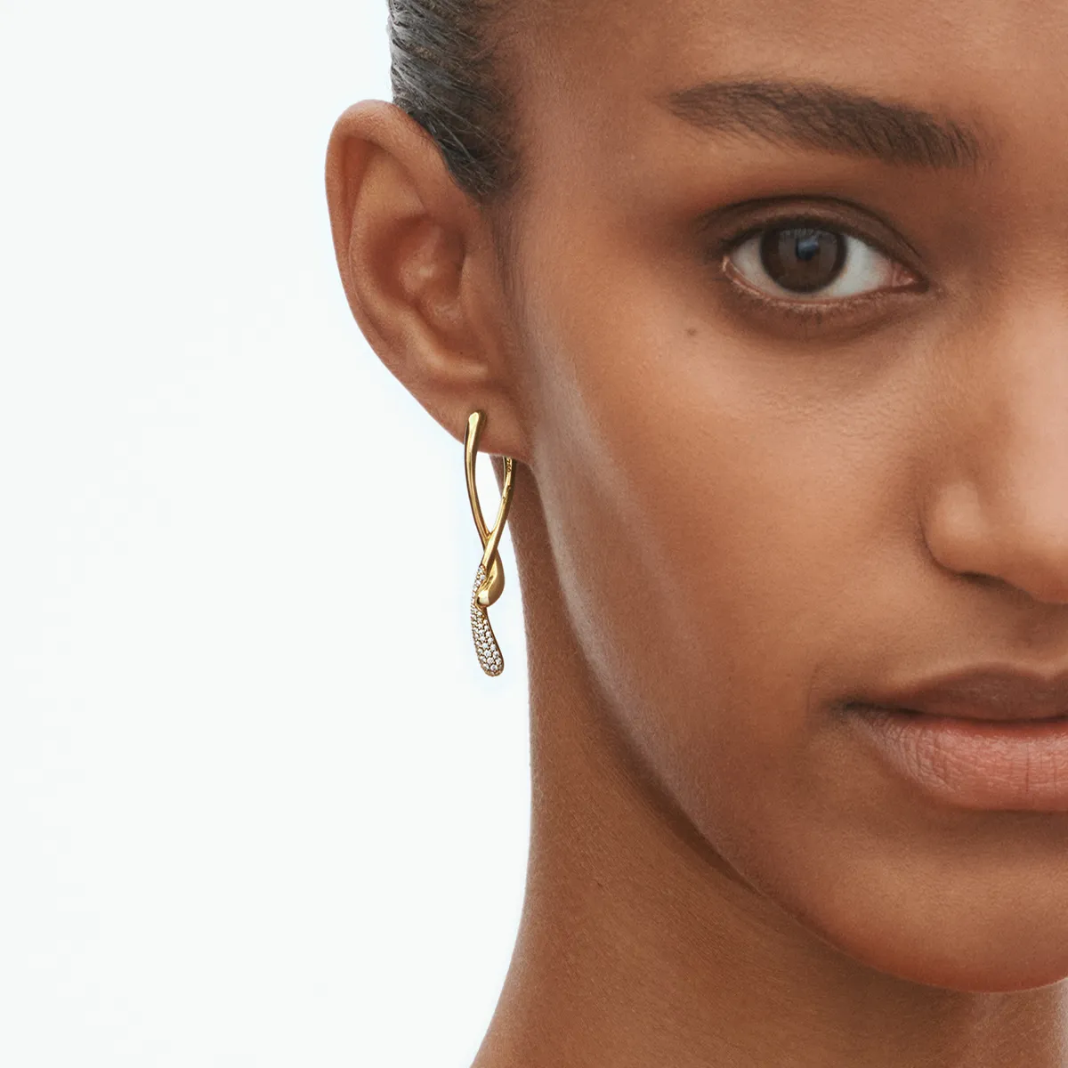 Georg Jensen 20001933 AW25 ECOM ON MODEL MERCY EARRING Close ups hos Jarl Sandin
