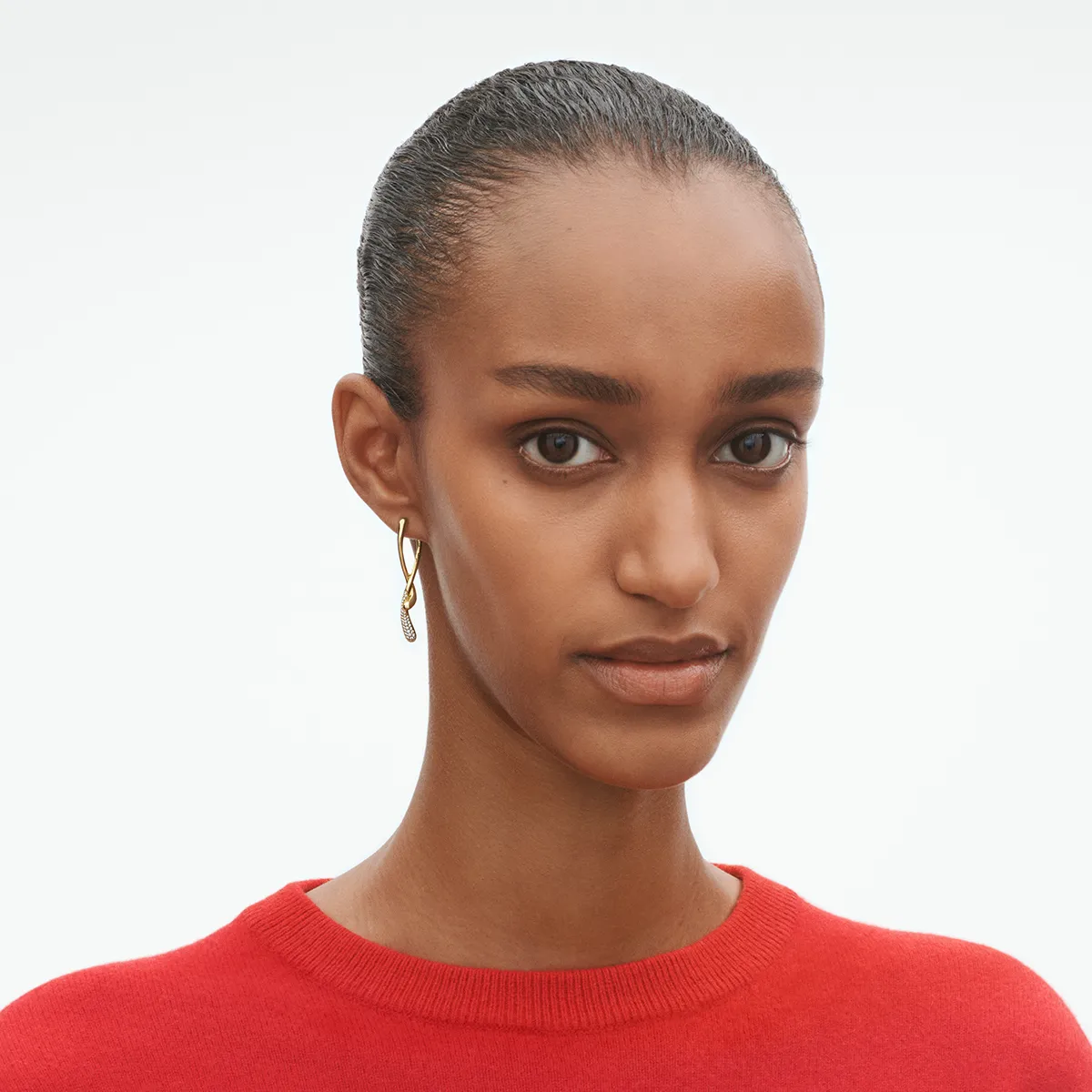 Georg Jensen 20001933 AW25 ECOM ON MODEL MERCY EARRING  hos Jarl Sandin