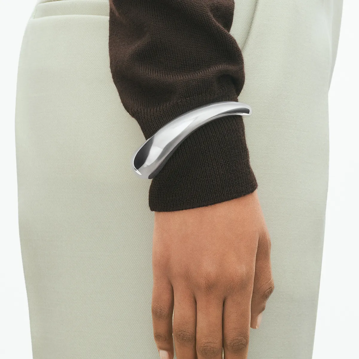 Georg Jensen 20001937 AW25 ECOM ON MODEL OFFSPRING HINGED BANGLE LARGE Close ups hos Jarl Sandin