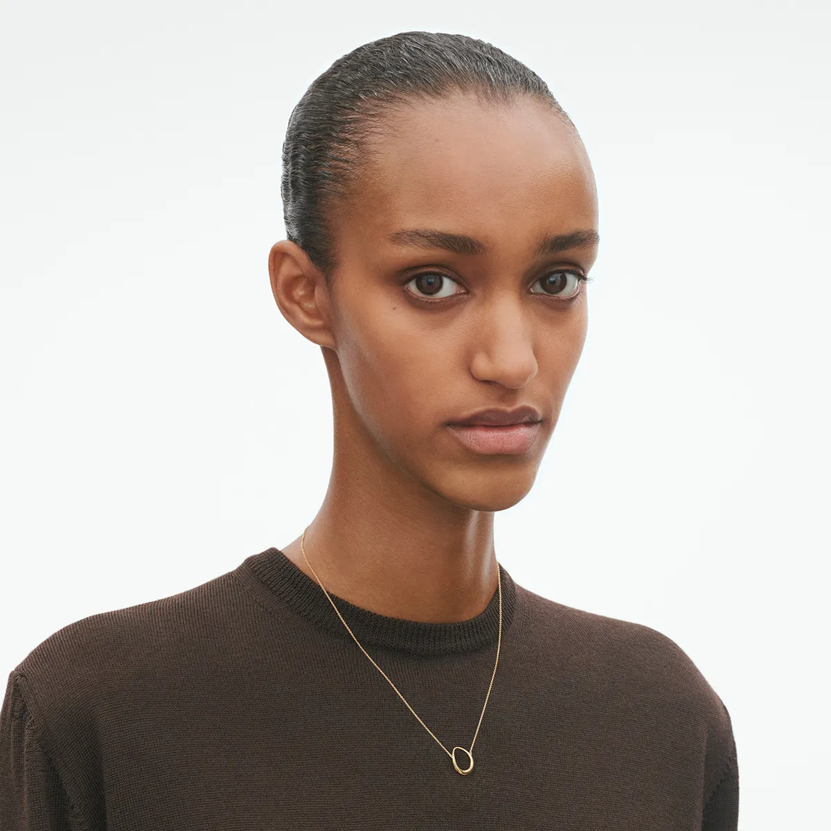 Georg Jensen 20001938 AW25 ECOM ON MODEL OFFSPRING PENDANT YG XSMALL hos Jarl Sandin