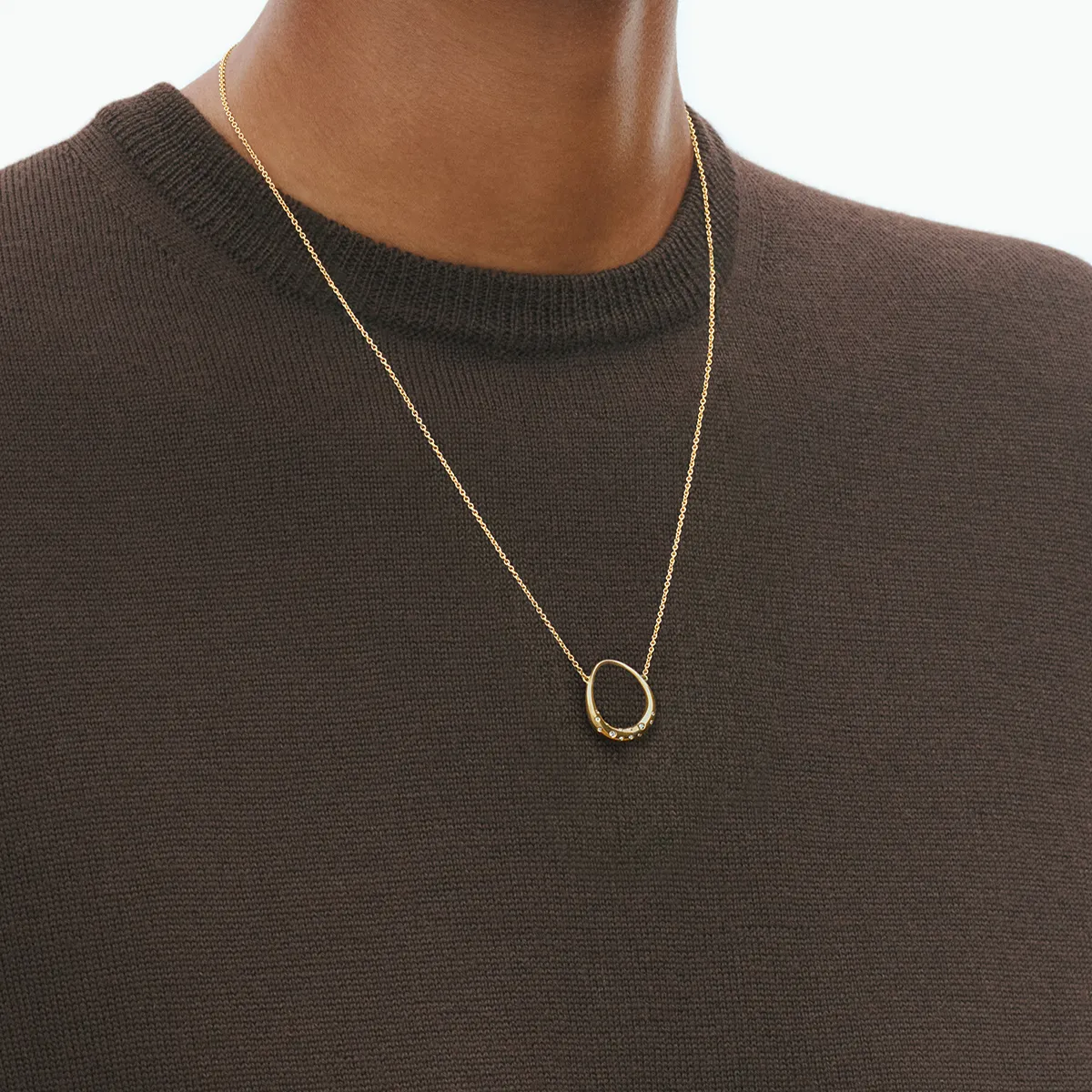 Georg Jensen 20001939 AW25 ECOM ON MODEL OFFSPRING PENDANT YG DIAMOND SMALL Close ups hos Jarl Sandin