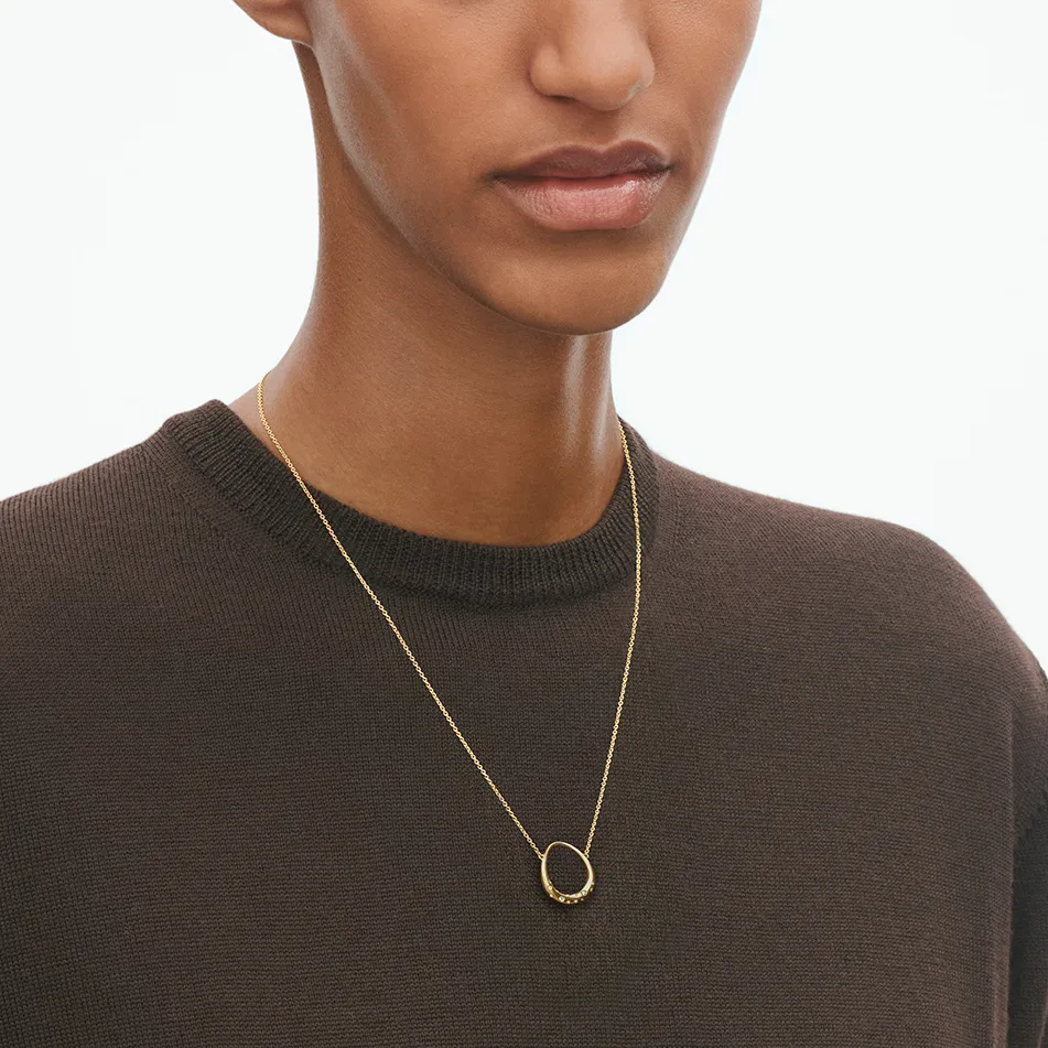 Georg Jensen 20001939 AW25 ECOM ON MODEL OFFSPRING PENDANT YG DIAMOND SMALL hos Jarl Sandin
