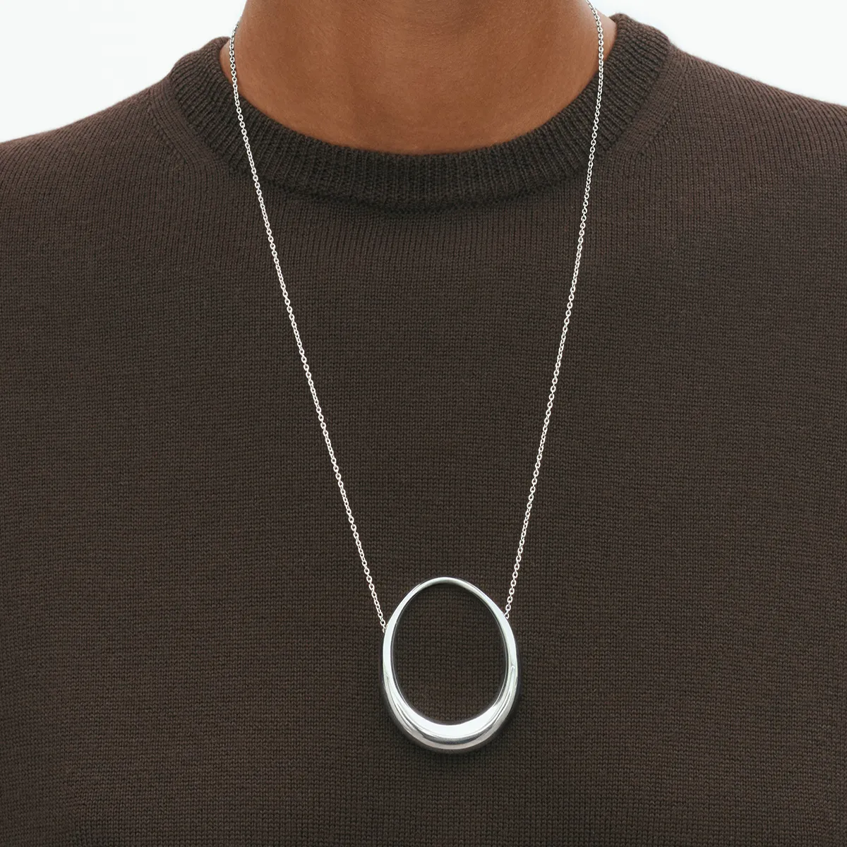 Georg Jensen 20001941 AW25 ECOM ON MODEL OFFSPRING PENDANT 433F SILVER XLARGE Close ups hos Jarl Sandin
