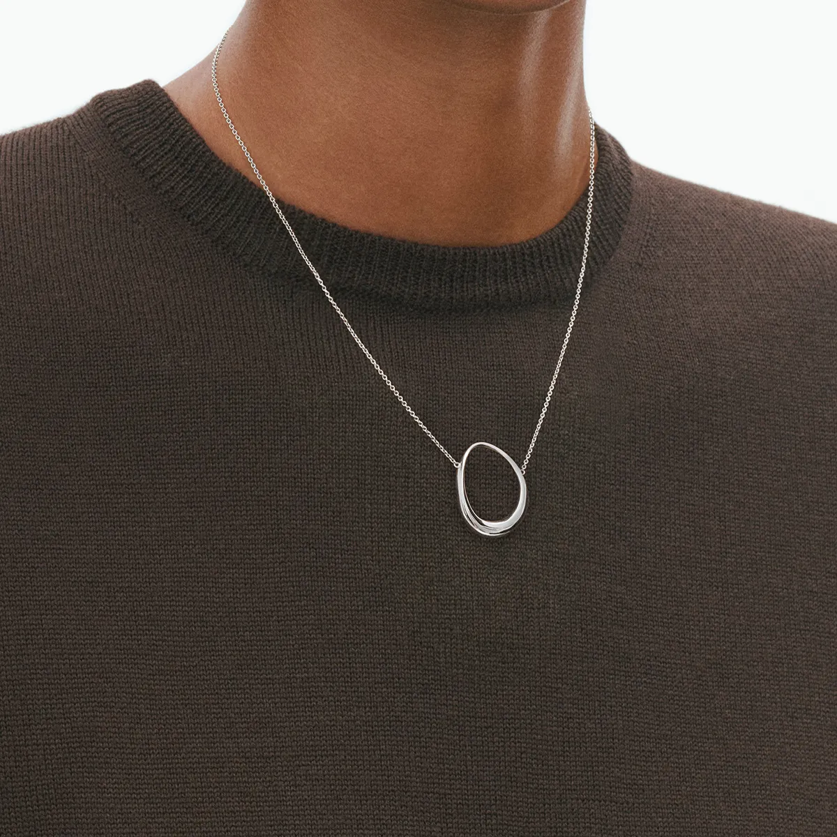 Georg Jensen 20001942 AW25 ECOM ON MODEL OFFSPRING PENDANT SILVER  Close ups hos Jarl Sandin