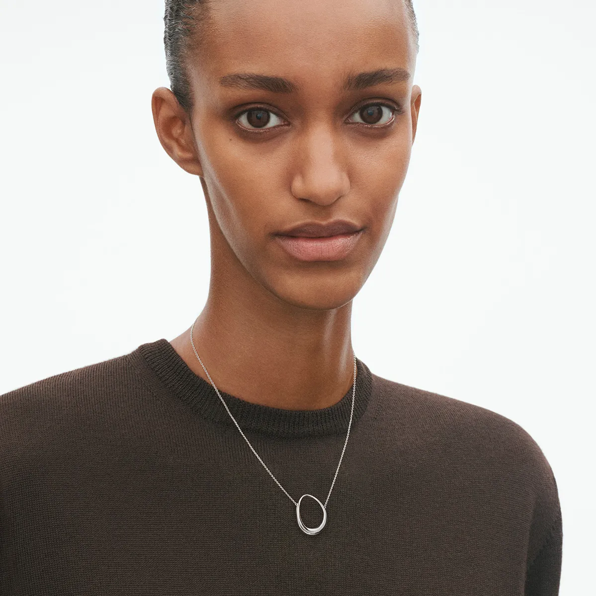 Georg Jensen 20001942 AW25 ECOM ON MODEL OFFSPRING PENDANT SILVER  hos Jarl Sandin