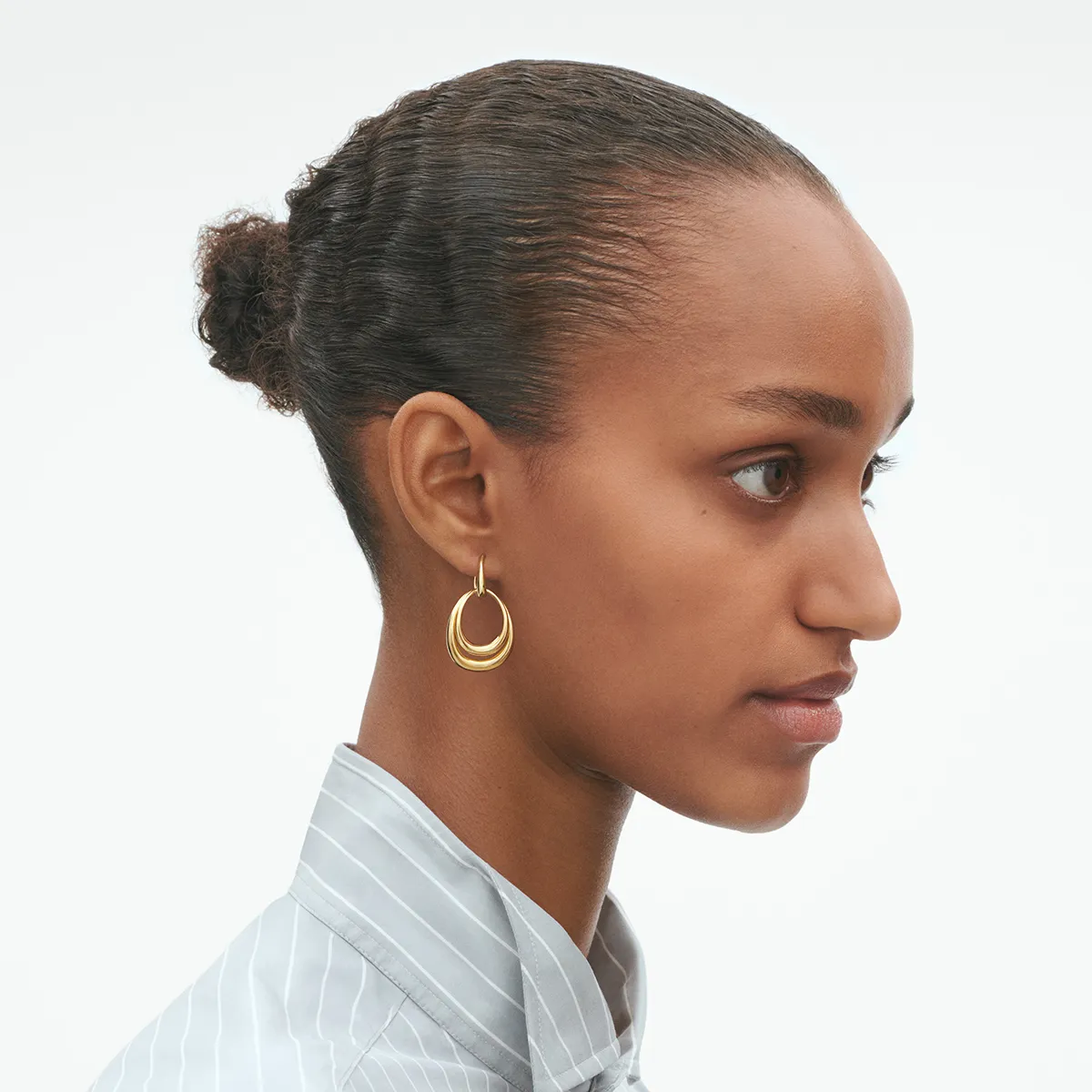 Georg Jensen 20001946 AW25 ECOM ON MODEL OFFSPRING DOUBLE ELEMENT EARRING YG  V1 hos Jarl Sandin