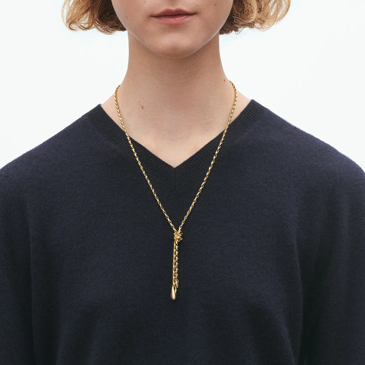 Georg Jensen 20001949 AW25 ECOM ON MODEL REFLECT LARIAT NECKLACE YG Close ups hos Jarl Sandin