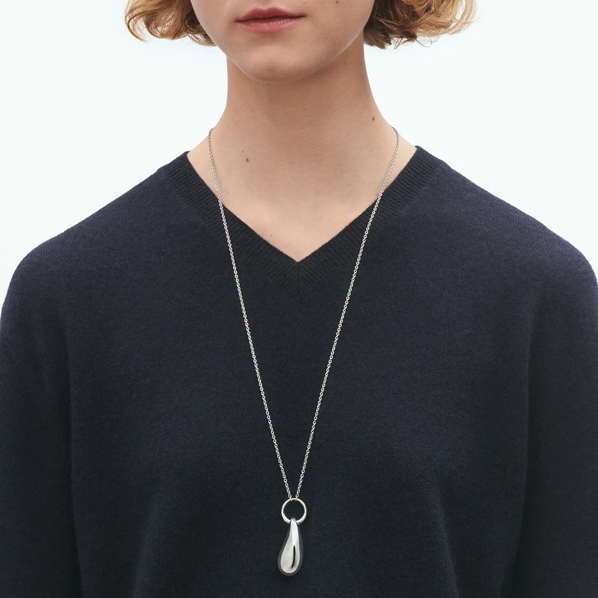 Georg Jensen 20001950 AW25 ECOM ON MODEL REFLECT PENDANT LONG SILVER 80CM Close ups hos Jarl Sandin