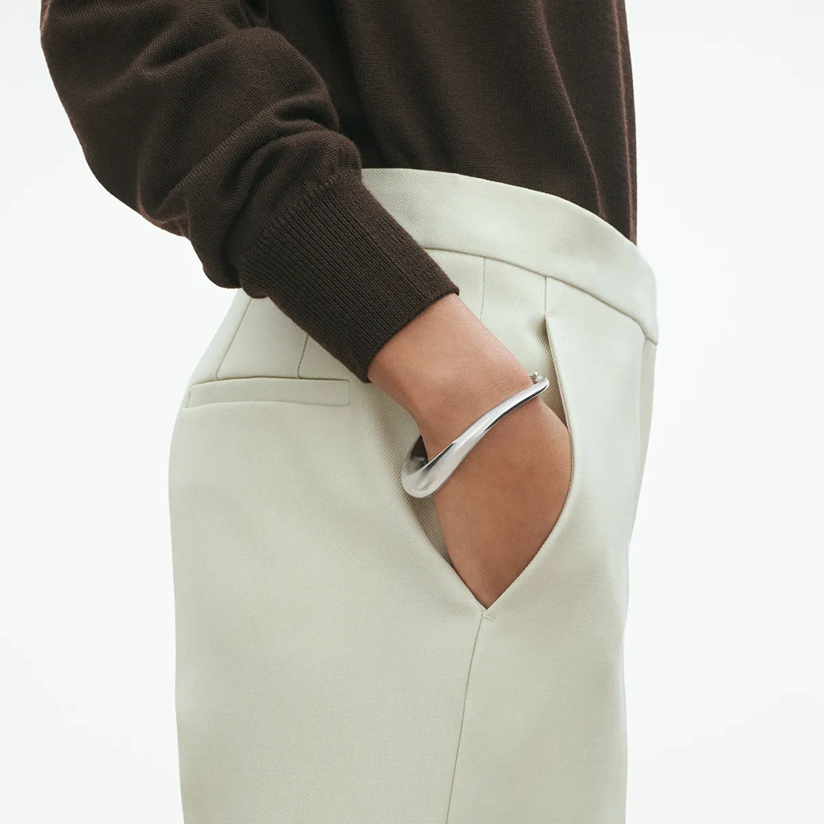Georg Jensen 20001954 AW25 ECOM ON MODEL OFFSPRING HINGED BANGLE  hos Jarl Sandin