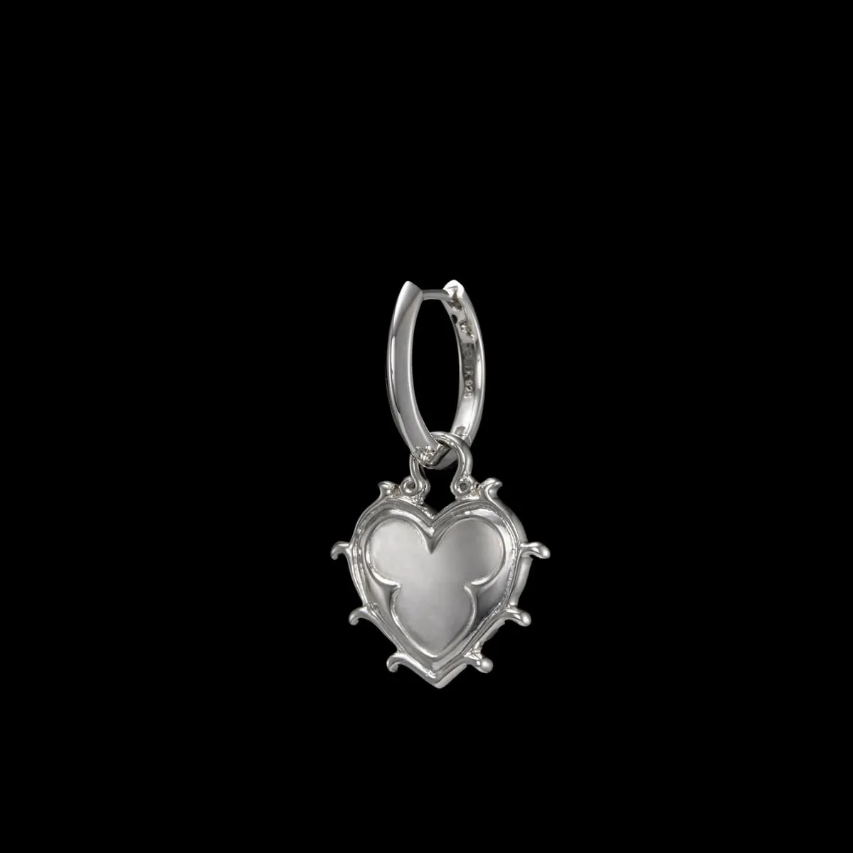 Maria Nilsdotter Maria Nilsdotter GT 13 EAB 00 OS eternal heart hoop earring sil side 0x1500 hos Jarl Sandin hos Jarl Sandin