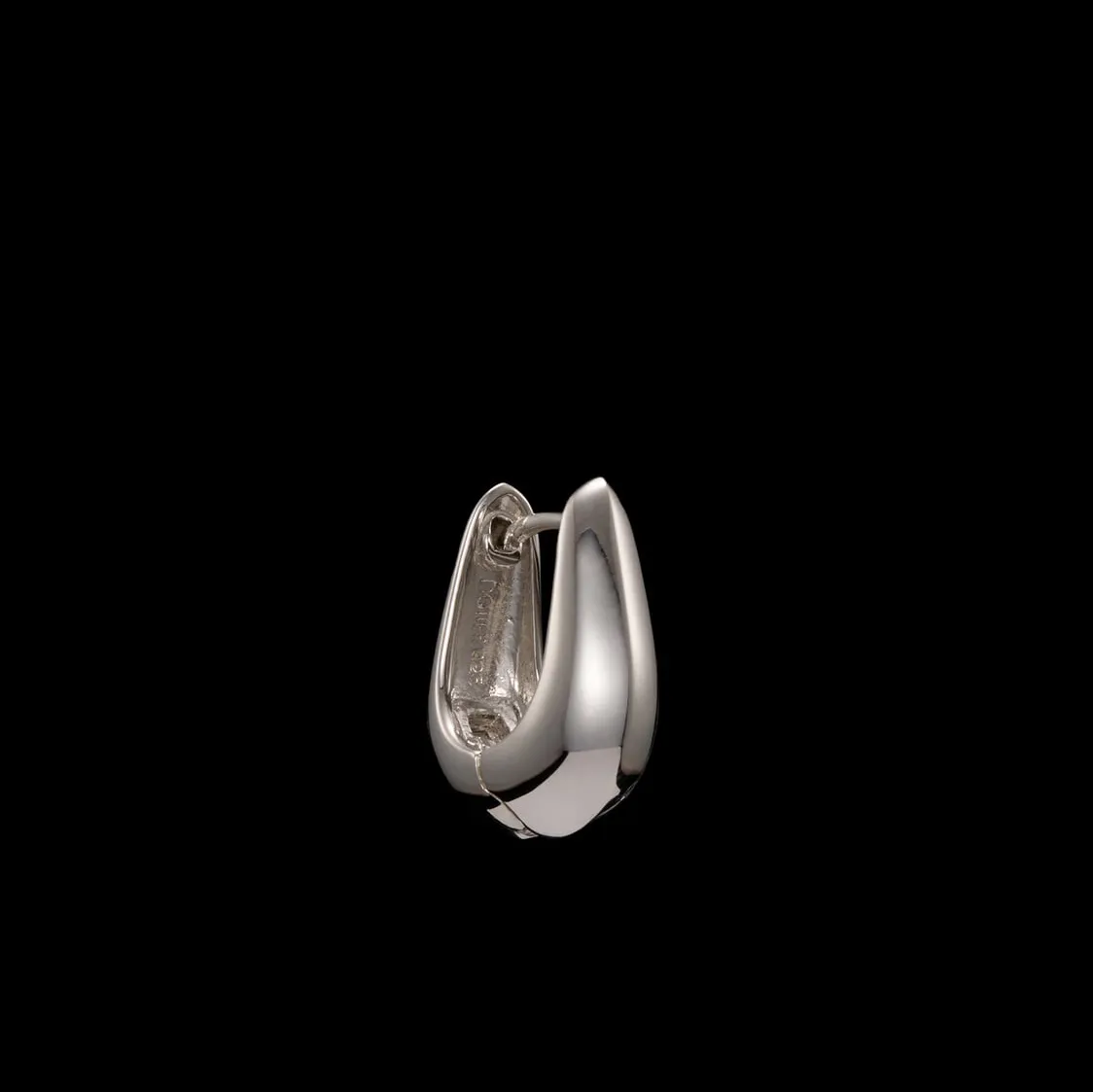 Maria Nilsdotter Maria Nilsdotter GT 18 EAB 00 OS chunky knife edge hoop 17mm sil side 0x1500 hos Jarl Sandin hos Jarl Sandin
