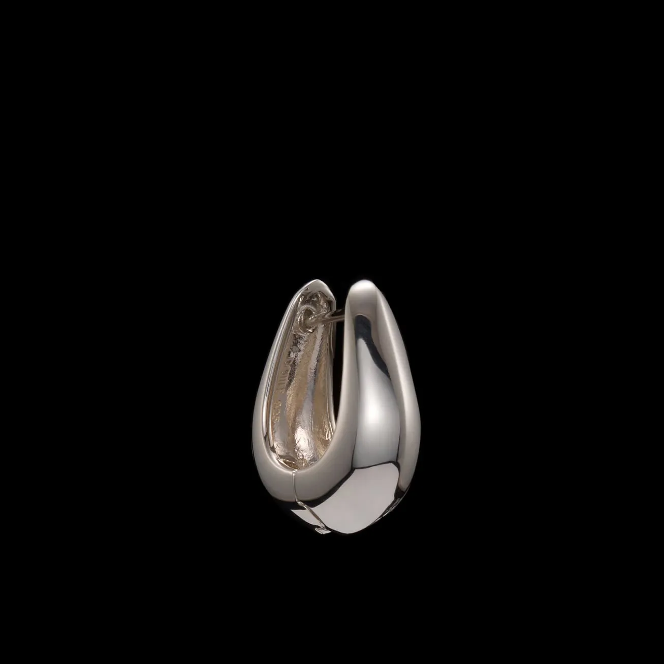 Maria Nilsdotter Maria Nilsdotter GT 19 EAB 00 OS chunky knife edge hoop 25mm sil side 0x1500 hos Jarl Sandin hos Jarl Sandin