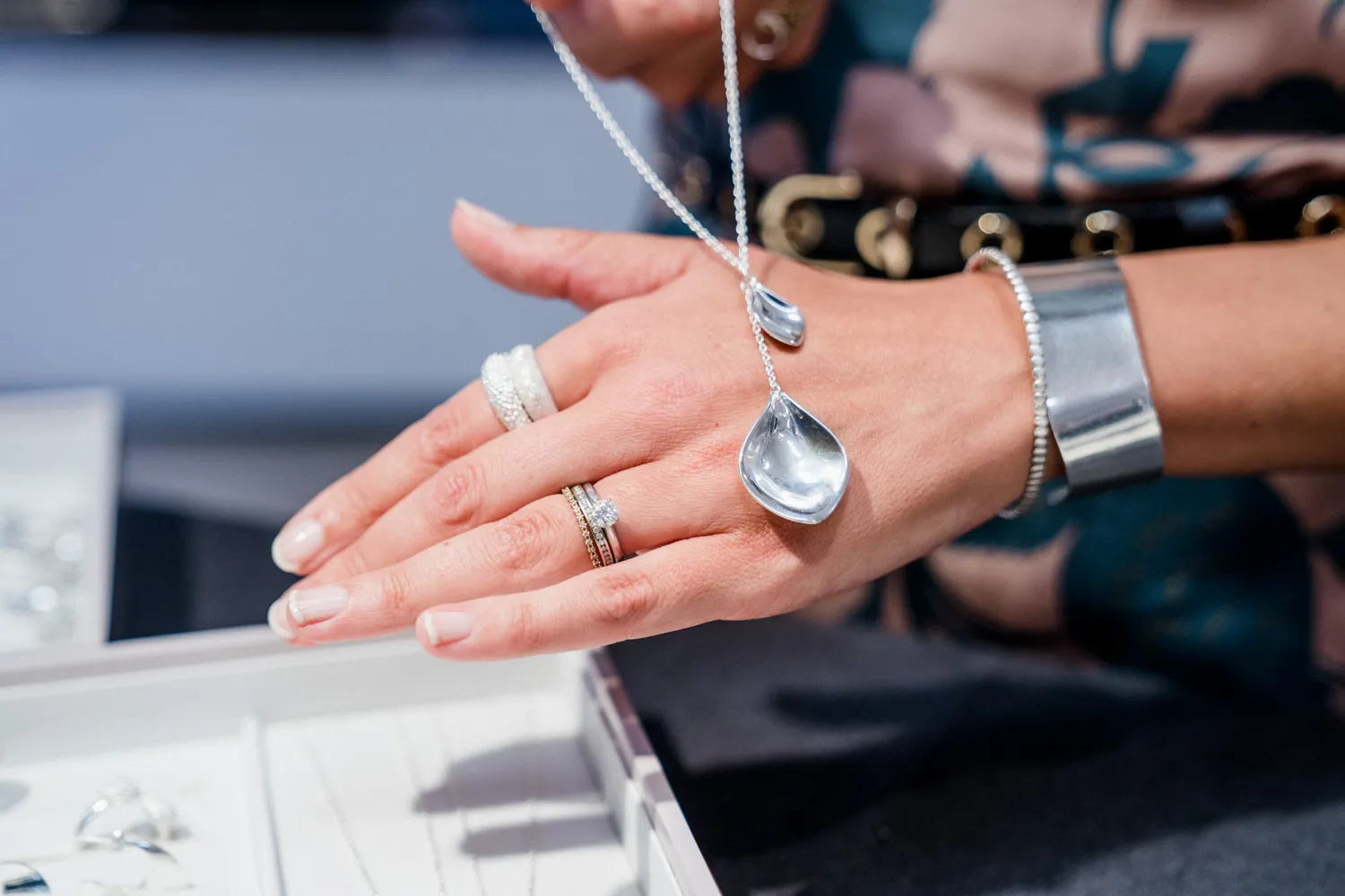 drakenberg-sjolin-ellen-visar-closeup-halsband