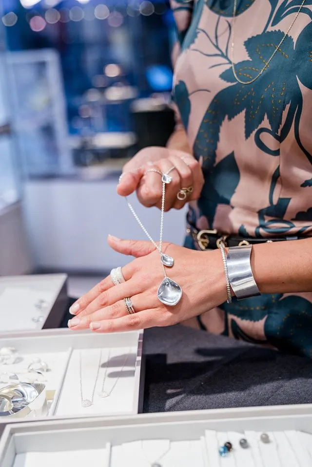 drakenberg-sjolin-ellen-visar-halsband