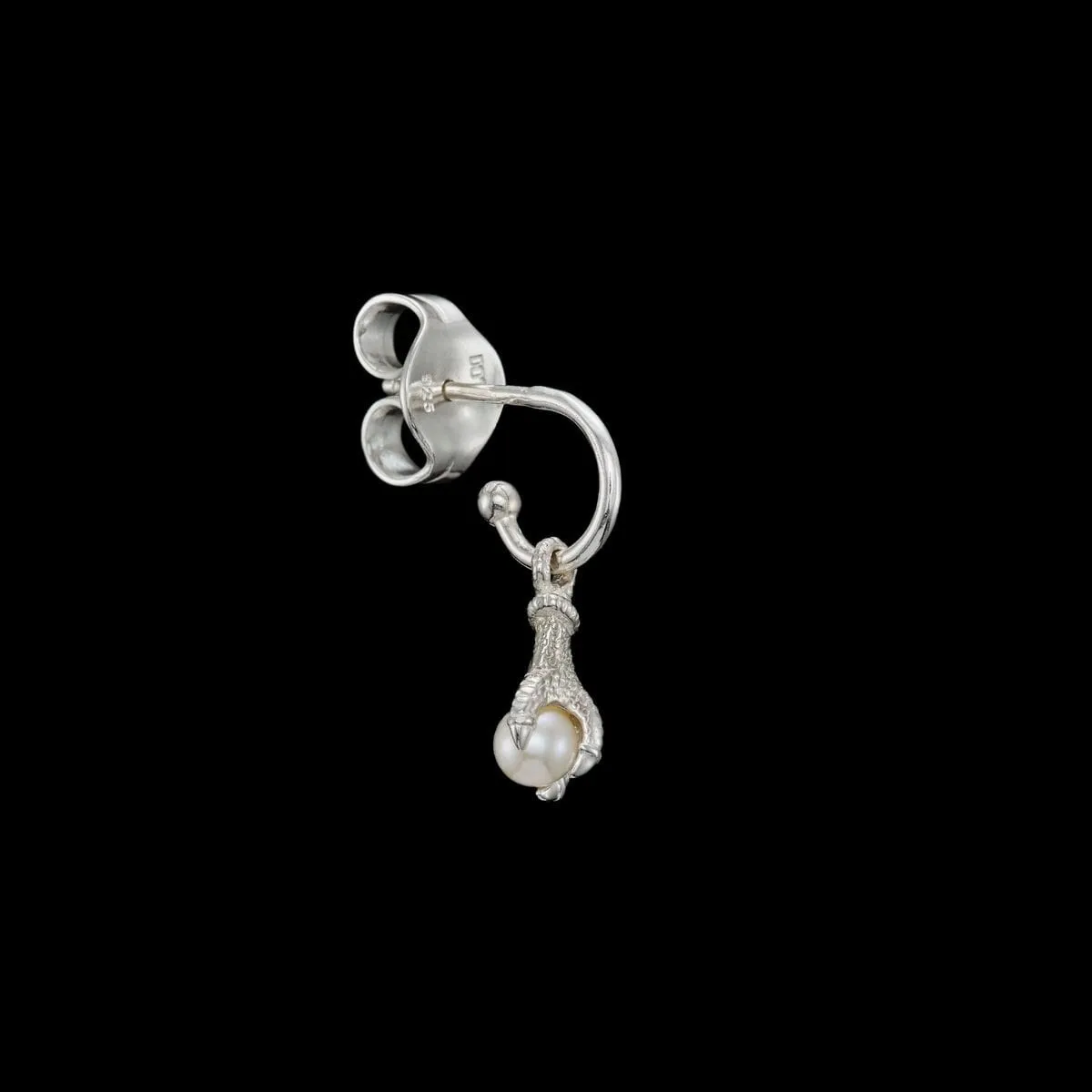 Maria_Nilsdotter-CP-03-EAB-30-OS-tiny-claw-pearl-earring-side-sil_kopiera_hos_Jarl_Sandin
