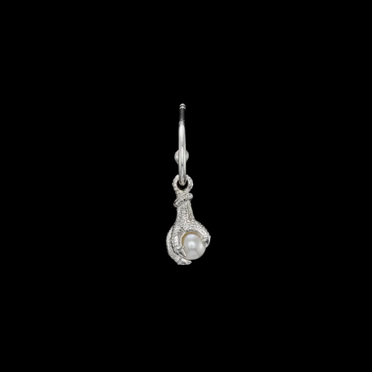 Maria_Nilsdotter_CP-03-EAB-30-OS-tiny-claw-pearl-earring-frontt-sil_kopiera_hos_Jarl_Sandin