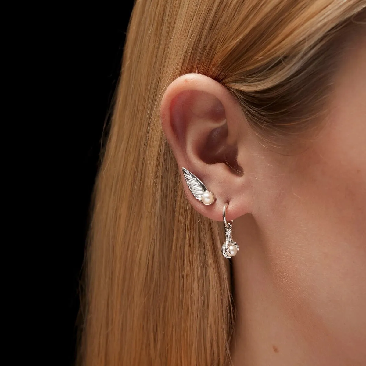 Maria_Nilsdotter_CP-03-EAB-30-OS-tiny-claw-pearl-earring-silver-model_kopiera_hos_Jarl_Sandin