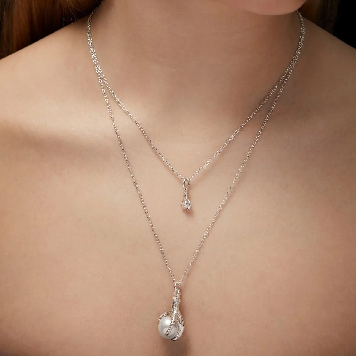 Maria_Nilsdotter_CP-04-NEB-30-OS-big-tiny-claw-pearl-necklace-silver-model_kopiera_hos_Jarl_Sandin