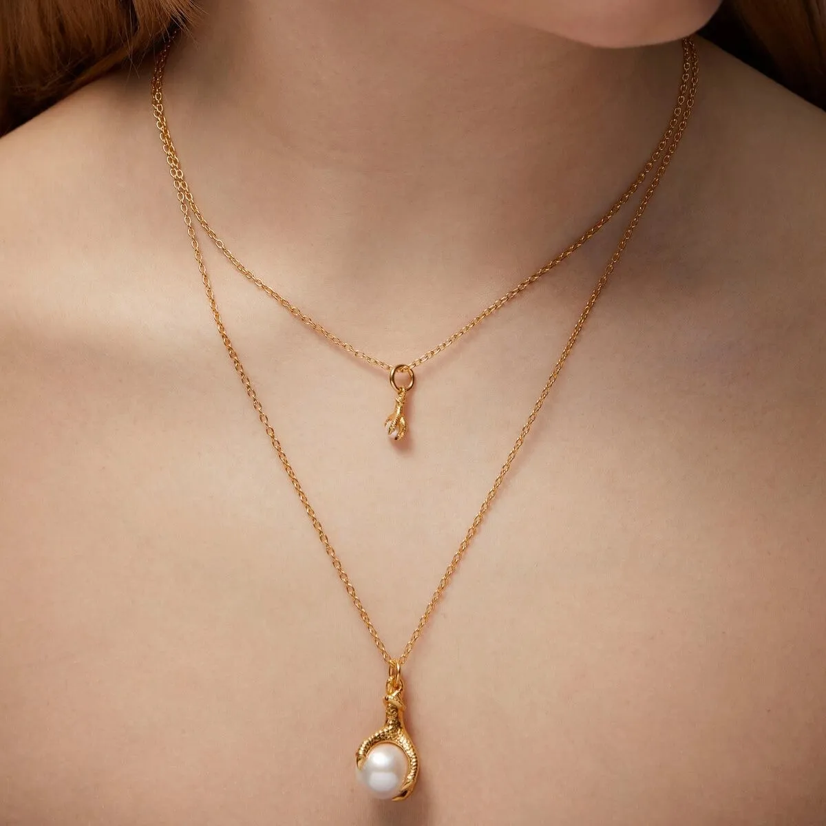 Maria_Nilsdotter_CP-04-NEC-30-OS-big-tiny-claw-pearl-necklace-gold-model_kopiera_hos_Jarl_Sandin