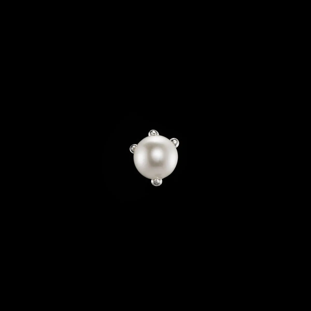 Maria_Nilsdotter-CP-07-EAB-30-OS_tiny-claw-pearl-ear-stud-sil-front_kopiera_hos_Jarl_Sandin