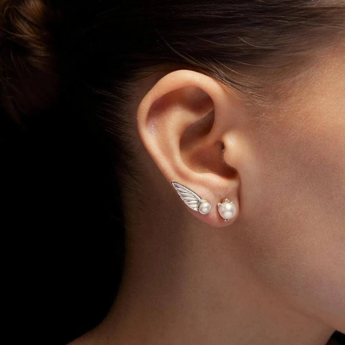 Maria_Nilsdotter-tiny-claw-pearl-ear-stud-wing-CP-07-EAB-30-OS-sil_kopiera_hos_Jarl_Sandin