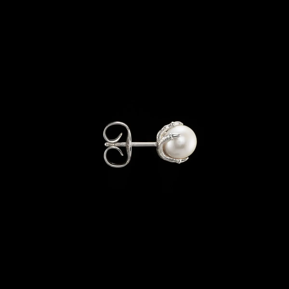 Maria_Nilsdotter_CP-07-EAB-30-OS-tiny-claw-pearl-ear-stud-sil-side_kopiera_hos_Jarl_Sandin
