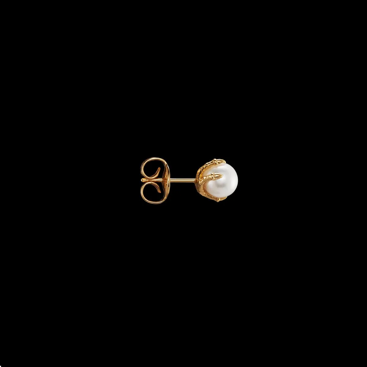 Maria_Nilsdotter-tiny-claw-CP-07-EAC-30-OS_pearl-ear-stud-gps-side_kopiera_hos_Jarl_Sandin