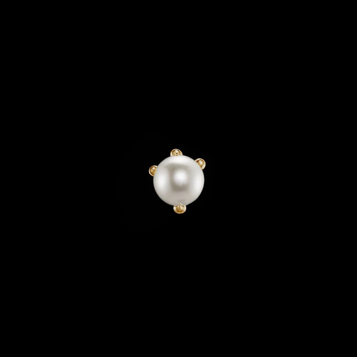 Maria_Nilsdotter-tiny-claw-pearl-CP-07-EAC-30-OS_ear-stud-gps-front_kopiera_hos_Jarl_Sandin