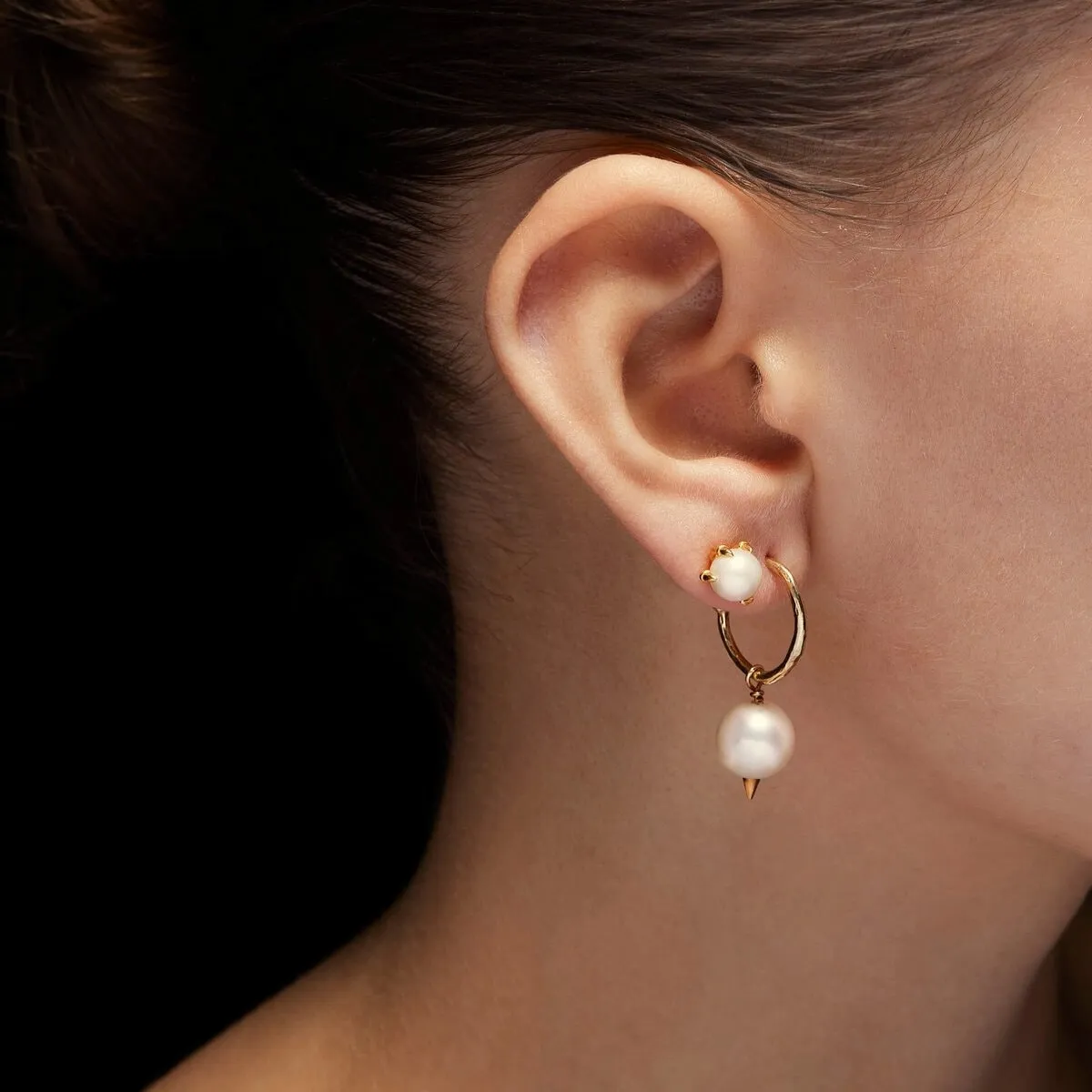 Maria_Nilsdotter_CP-07-EAC-30-OS-tiny-claw-pearl-ear-stud-pierced-pearl-gps_kopiera_hos_Jarl_Sandin