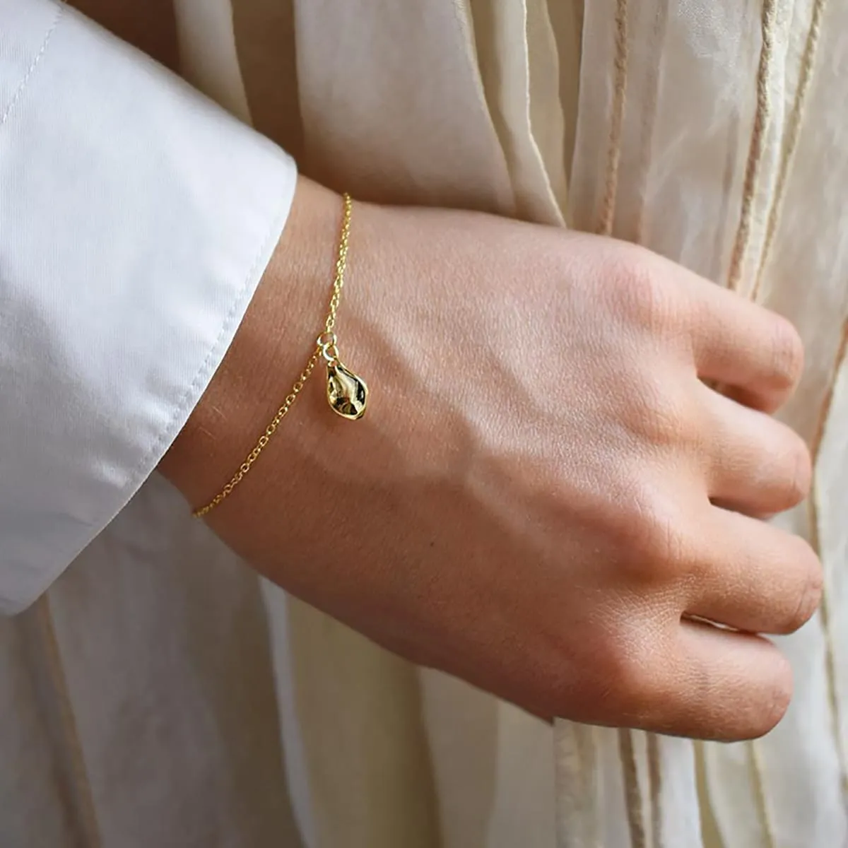 Gaias-Grace-drop-bracelet-gold-01