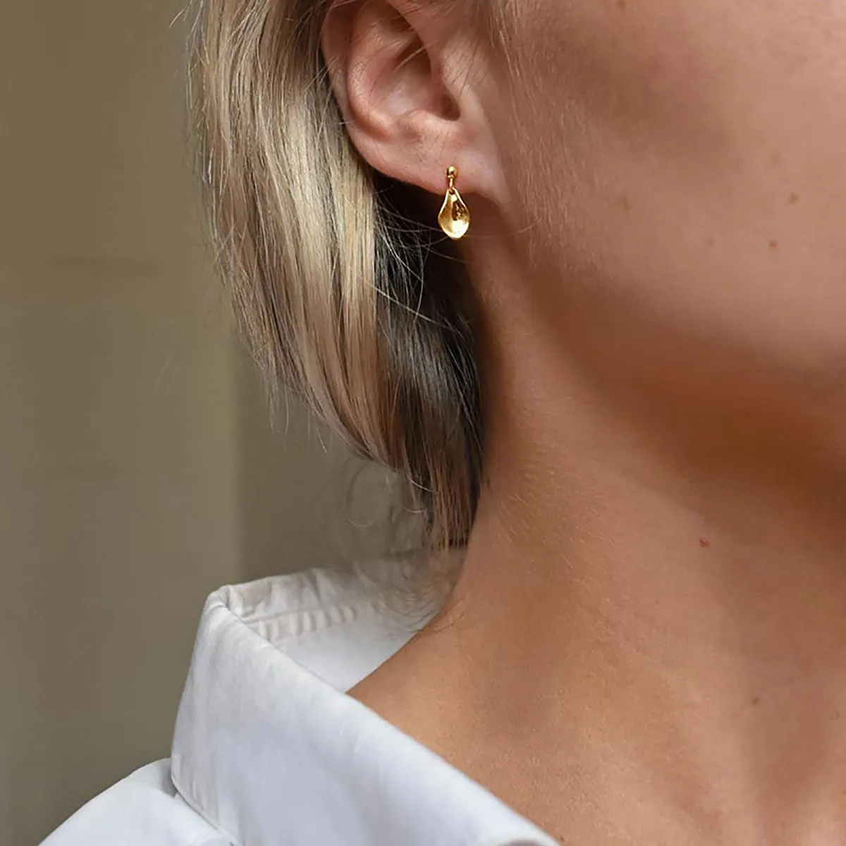 Gaias-Grace-drop-studs-gold-01
